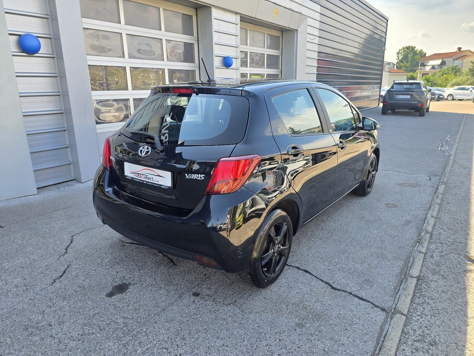 Toyota Yaris 1.33 VVTi - 60.000km - 2017 - SERVISNA - GARANCIJA - REG., fotografija 4