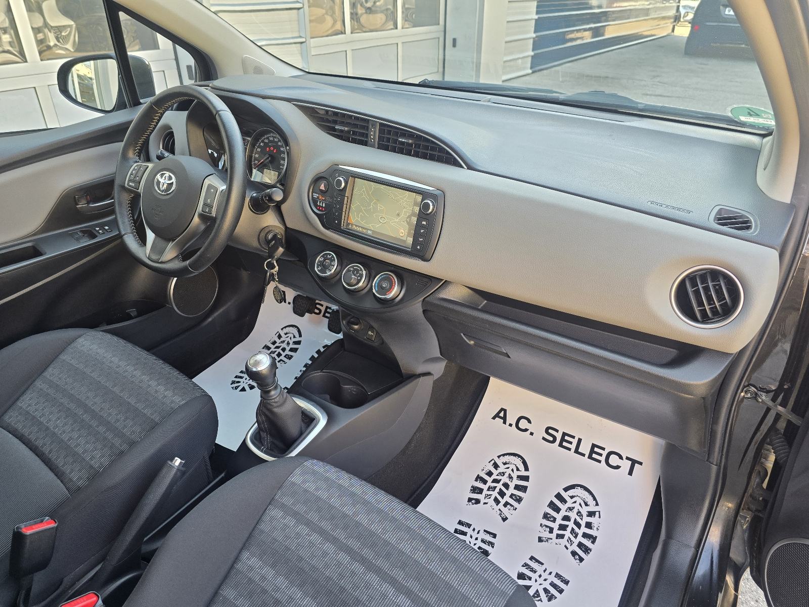 Toyota Yaris 1.33 VVTi - 60.000km - 2017 - SERVISNA - GARANCIJA - REG., fotografija 15