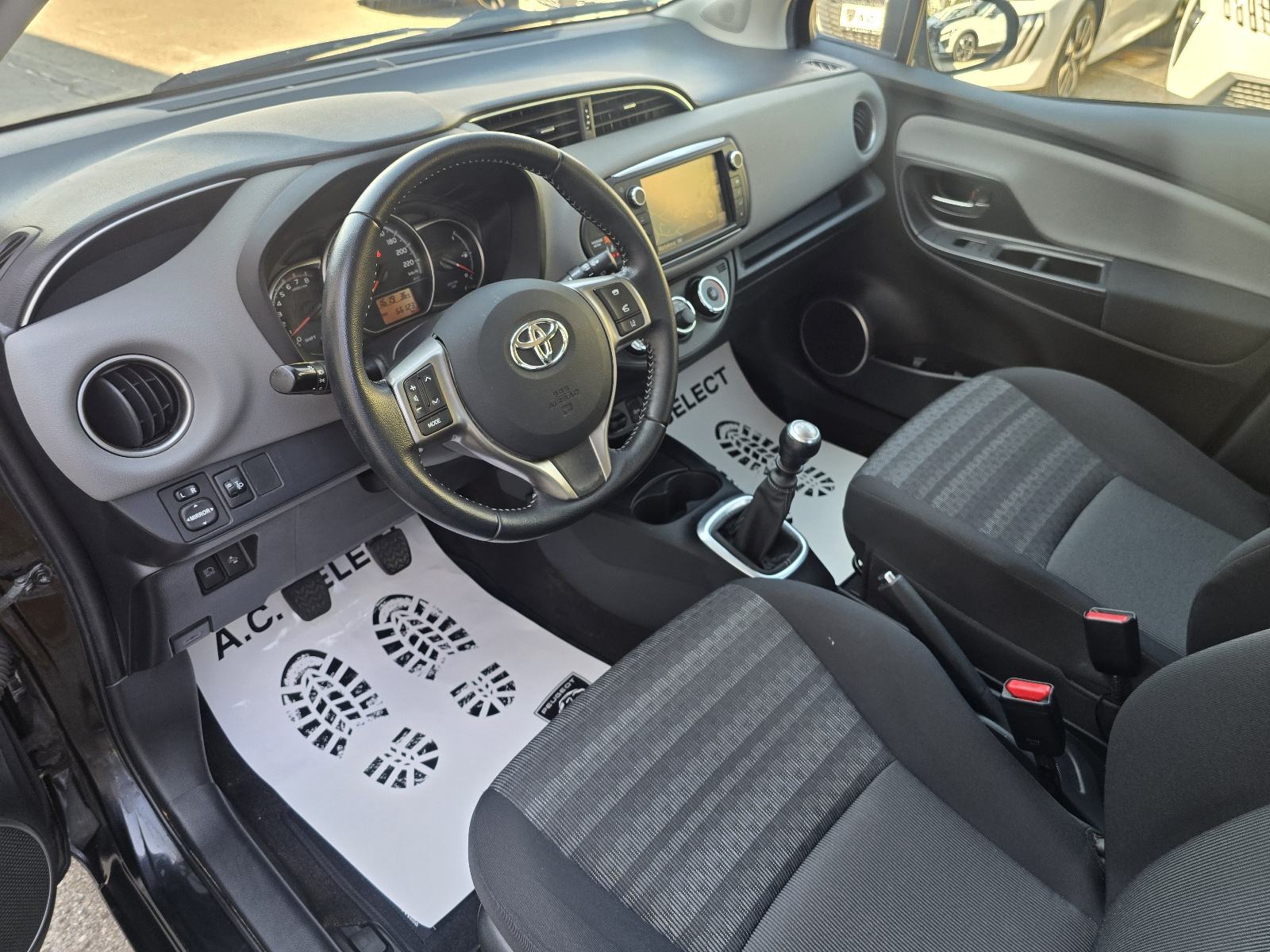 Toyota Yaris 1.33 VVTi - 60.000km - 2017 - SERVISNA - GARANCIJA - REG., fotografija 16