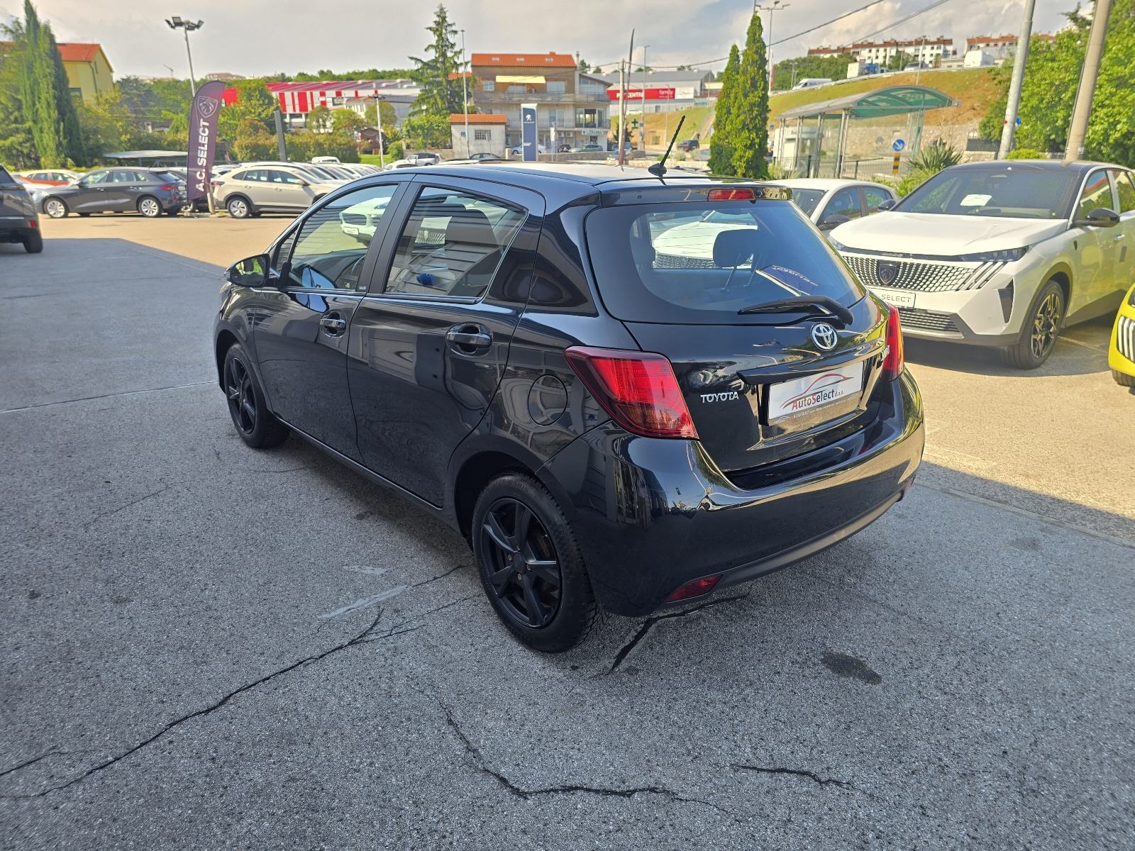 Toyota Yaris 1.33 VVTi - 60.000km - 2017 - SERVISNA - GARANCIJA - REG., fotografija 5
