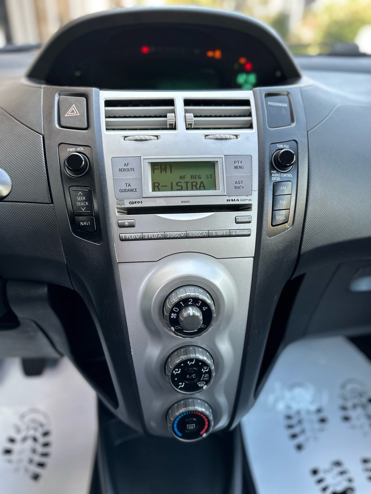Toyota Yaris 1,4 D-4D MAGLENKE-KLIMA-SERVIS PRIJE ISPORUKE-GARANCIJA!!, fotografija 12