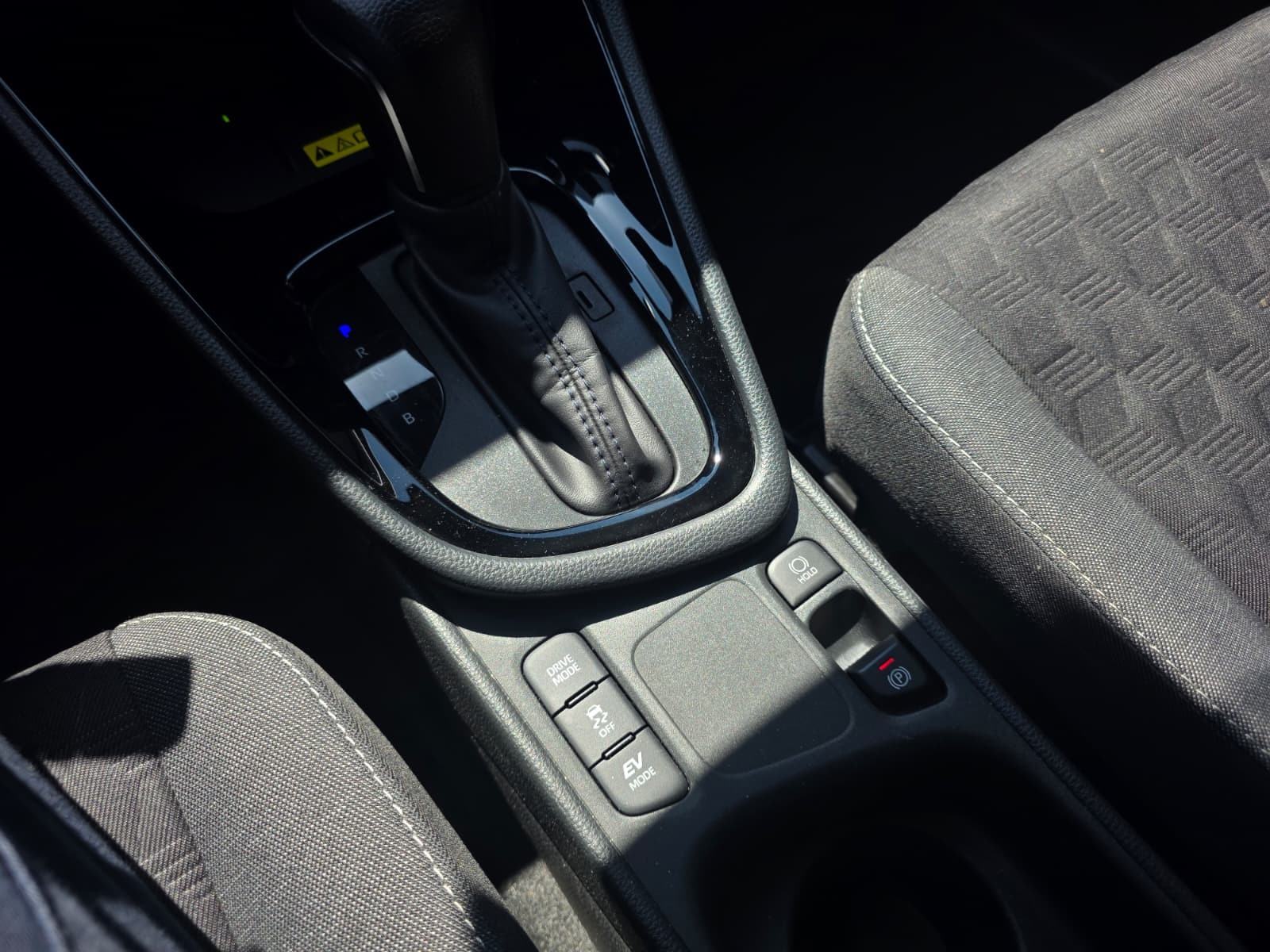 Toyota Yaris 1.5 Active Drive 68Kw - Provjerena rabljena vozila!, fotografija 12