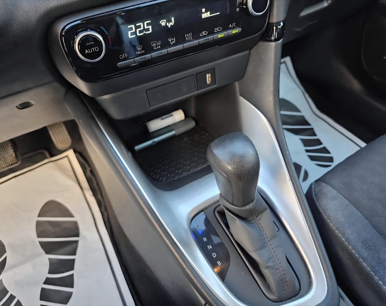 Toyota Yaris Hybrid 1,5 Automatik Reg 9/2026 Tvorničko jamstvo, fotografija 16