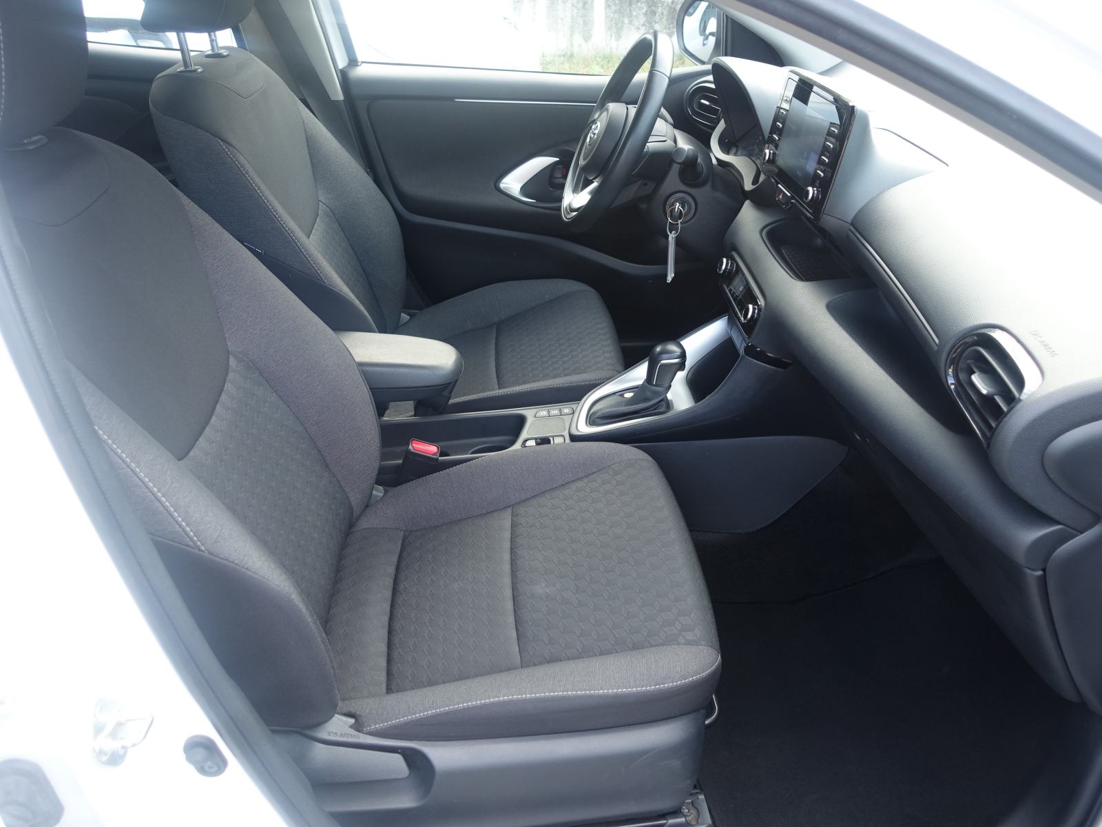 Toyota Yaris 1,5 Hybrid automatik / JAMSTVO + REGISTRACIJA, fotografija 11