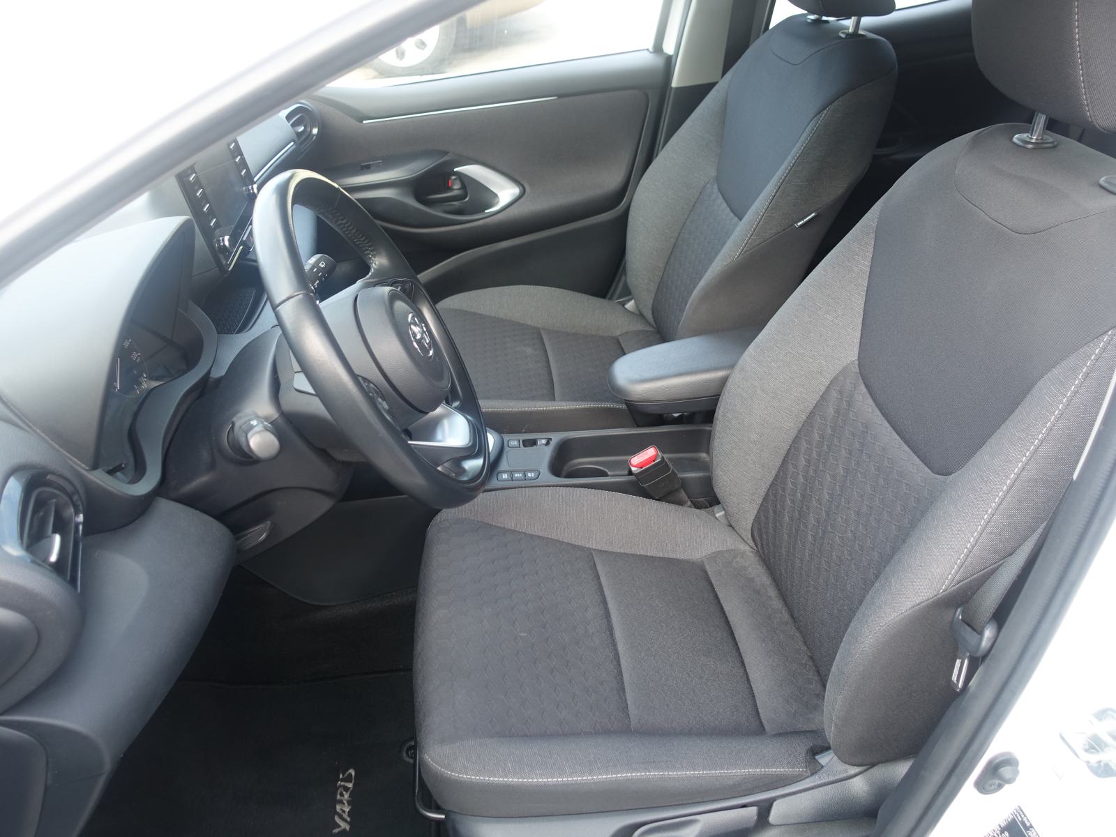 Toyota Yaris 1,5 Hybrid automatik / JAMSTVO + REGISTRACIJA, fotografija 9