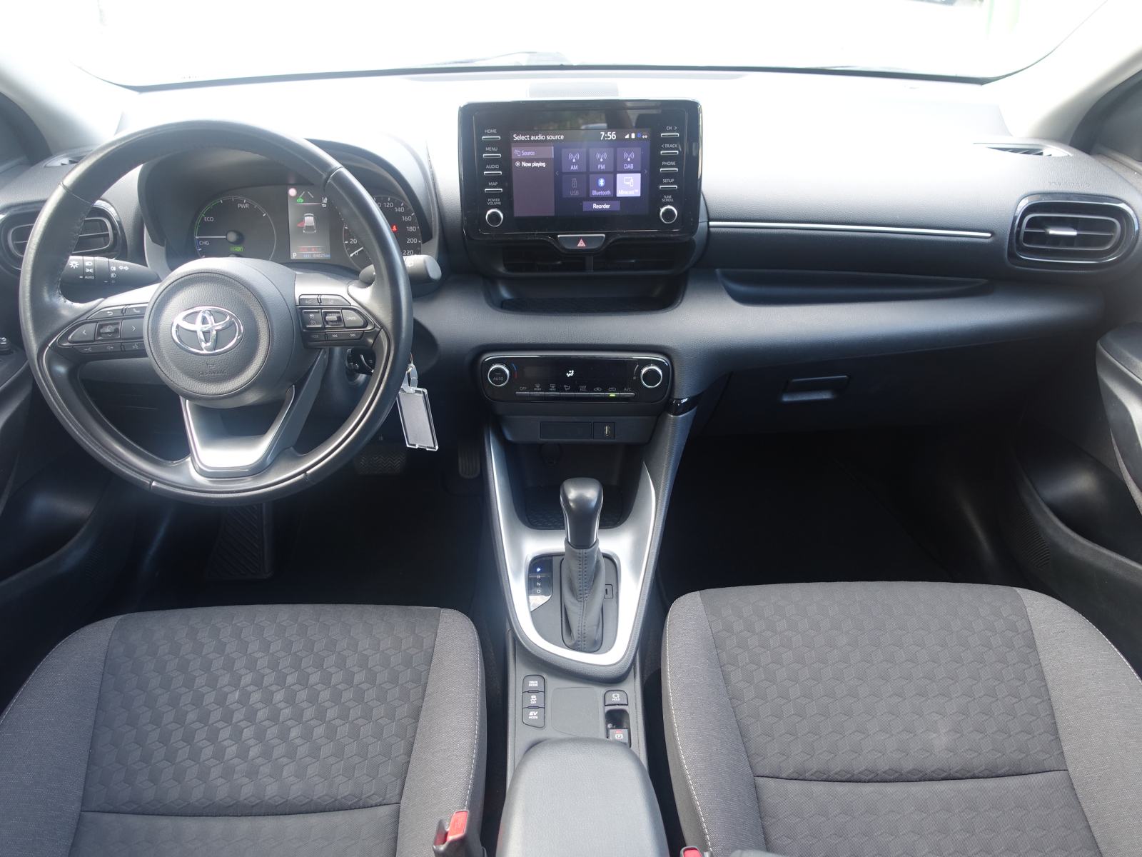 Toyota Yaris 1,5 Hybrid automatik / JAMSTVO + REGISTRACIJA, fotografija 10