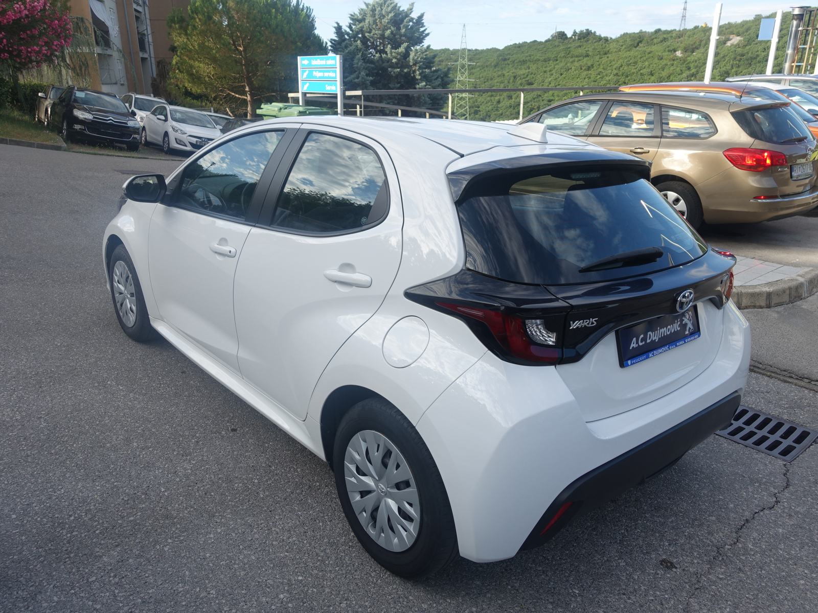 Toyota Yaris 1,5 Hybrid automatik / JAMSTVO + REGISTRACIJA, fotografija 3