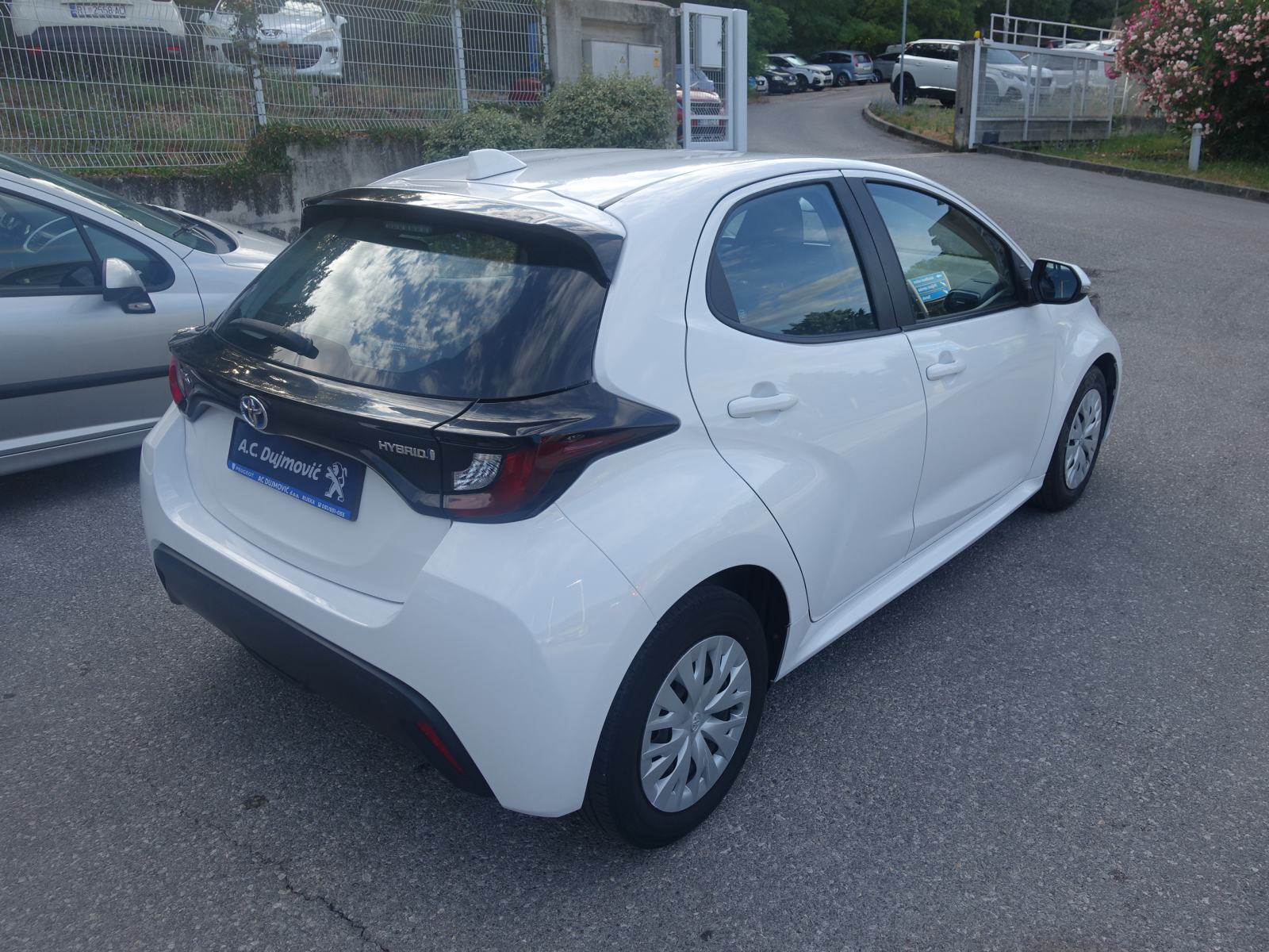 Toyota Yaris 1,5 Hybrid automatik / JAMSTVO + REGISTRACIJA, fotografija 5