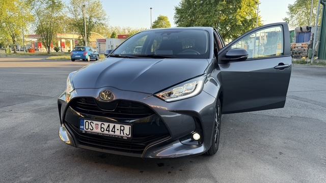 Toyota Yaris 1.5 VVT-i SOL | 2024. | 4.527 km | Jamstvo, fotografija 2