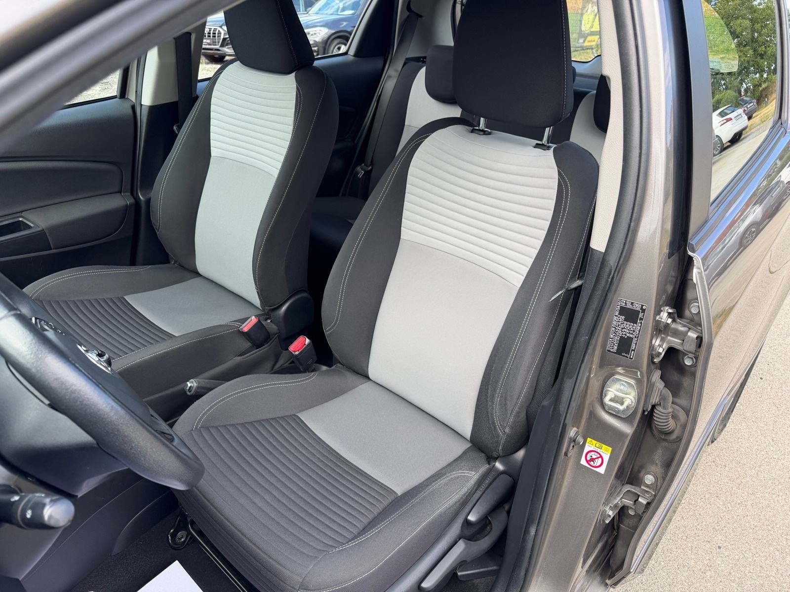 Toyota Yaris 1,5 VVT-i Auto klima, Kamera, Tempomat, servisna, fotografija 11