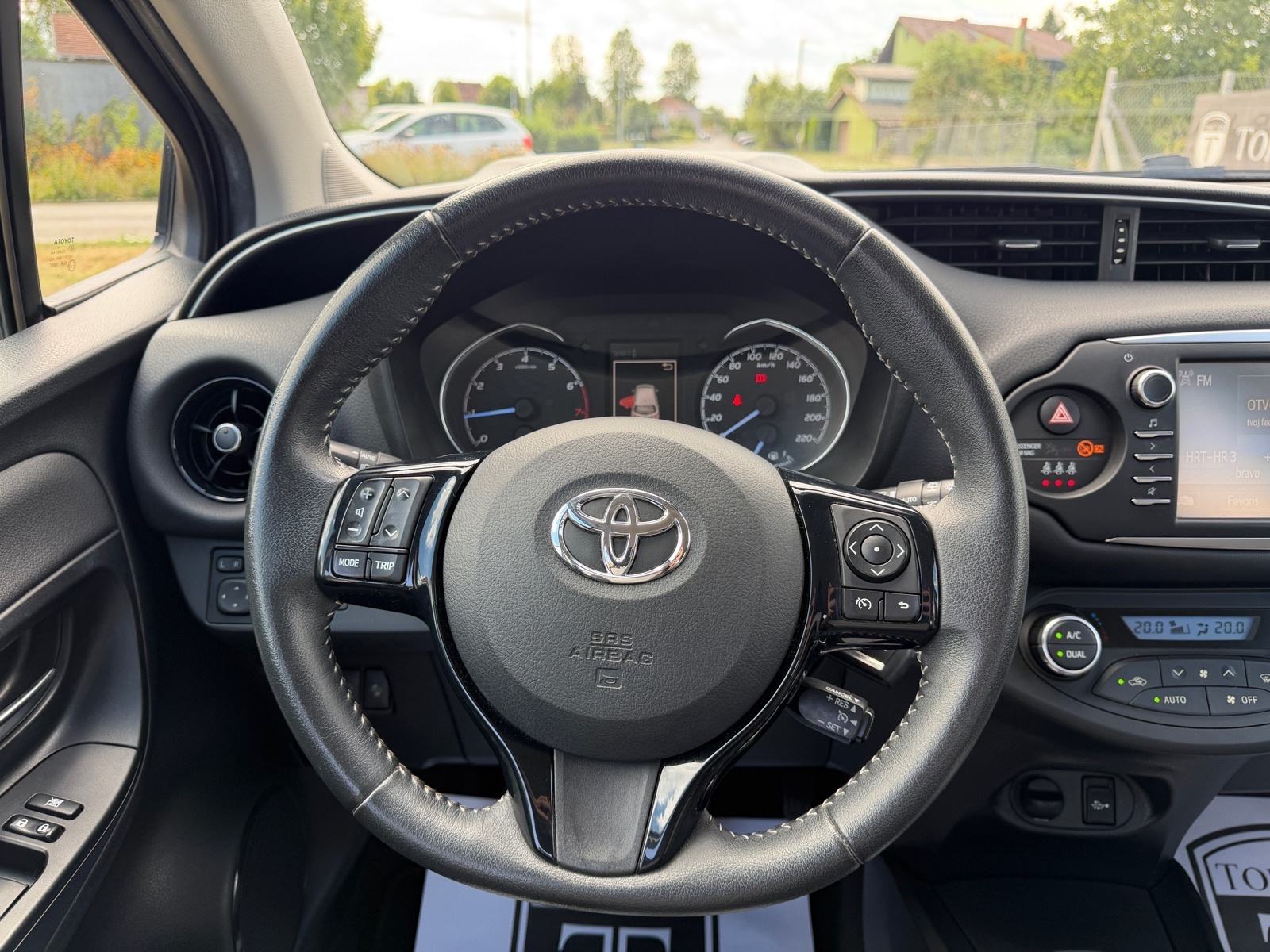 Toyota Yaris 1,5 VVT-i Auto klima, Kamera, Tempomat, servisna, fotografija 17