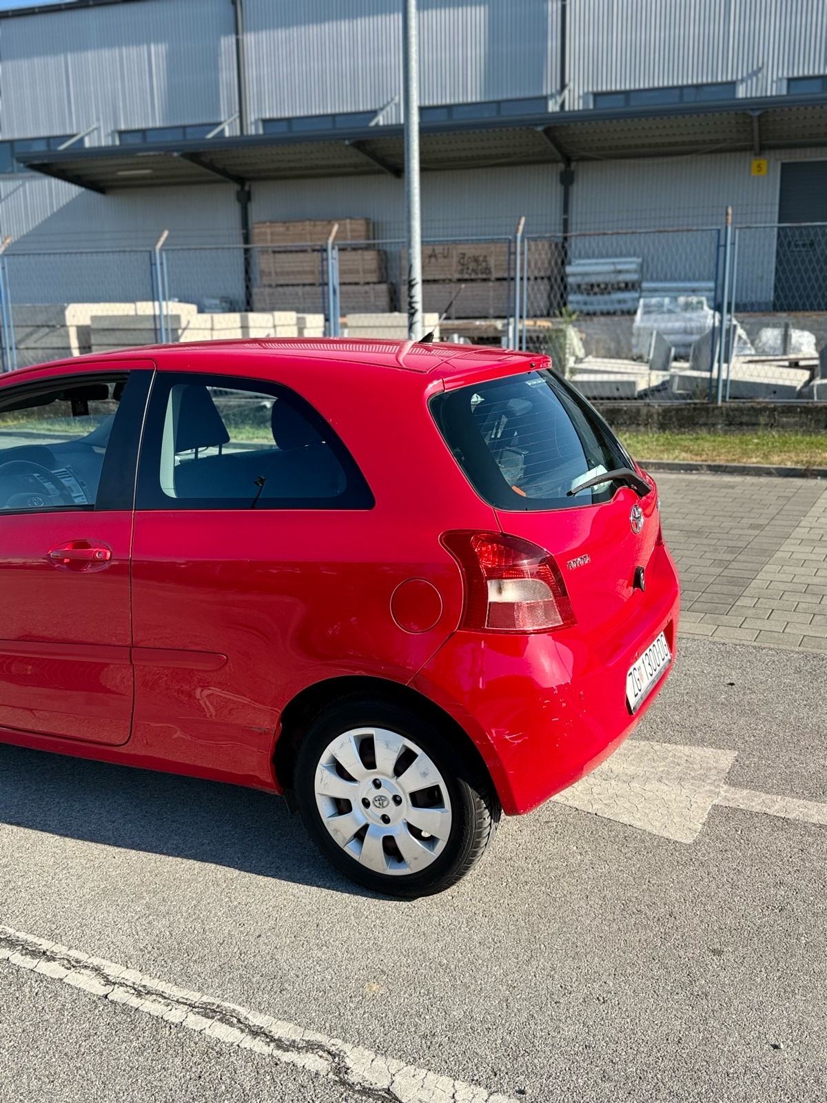 Toyota Yaris - benzin - 57000 km - nije uvoz - drugi vlasnik, fotografija 2