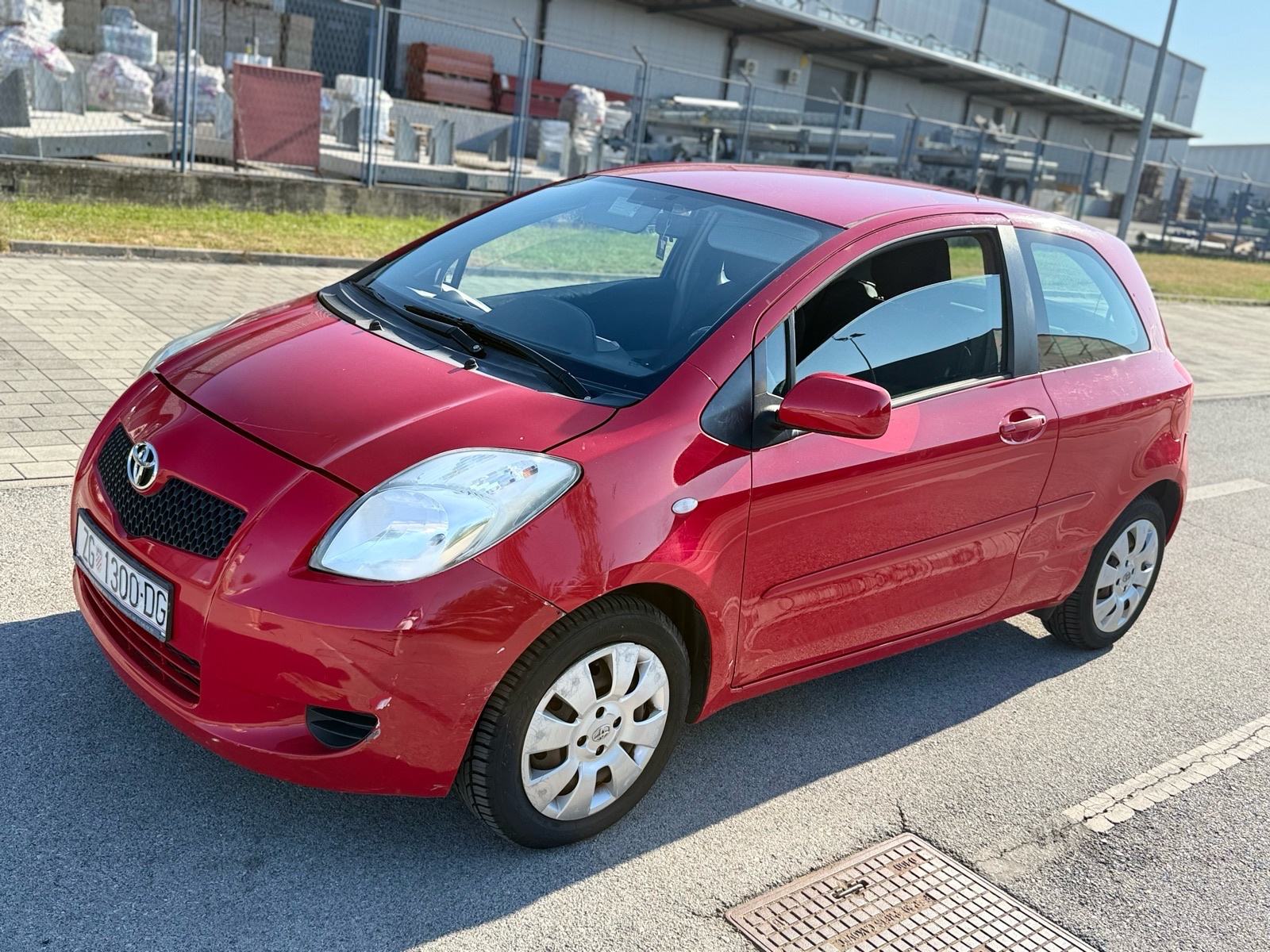 Toyota Yaris - benzin - 57000 km - nije uvoz - drugi vlasnik, fotografija 7