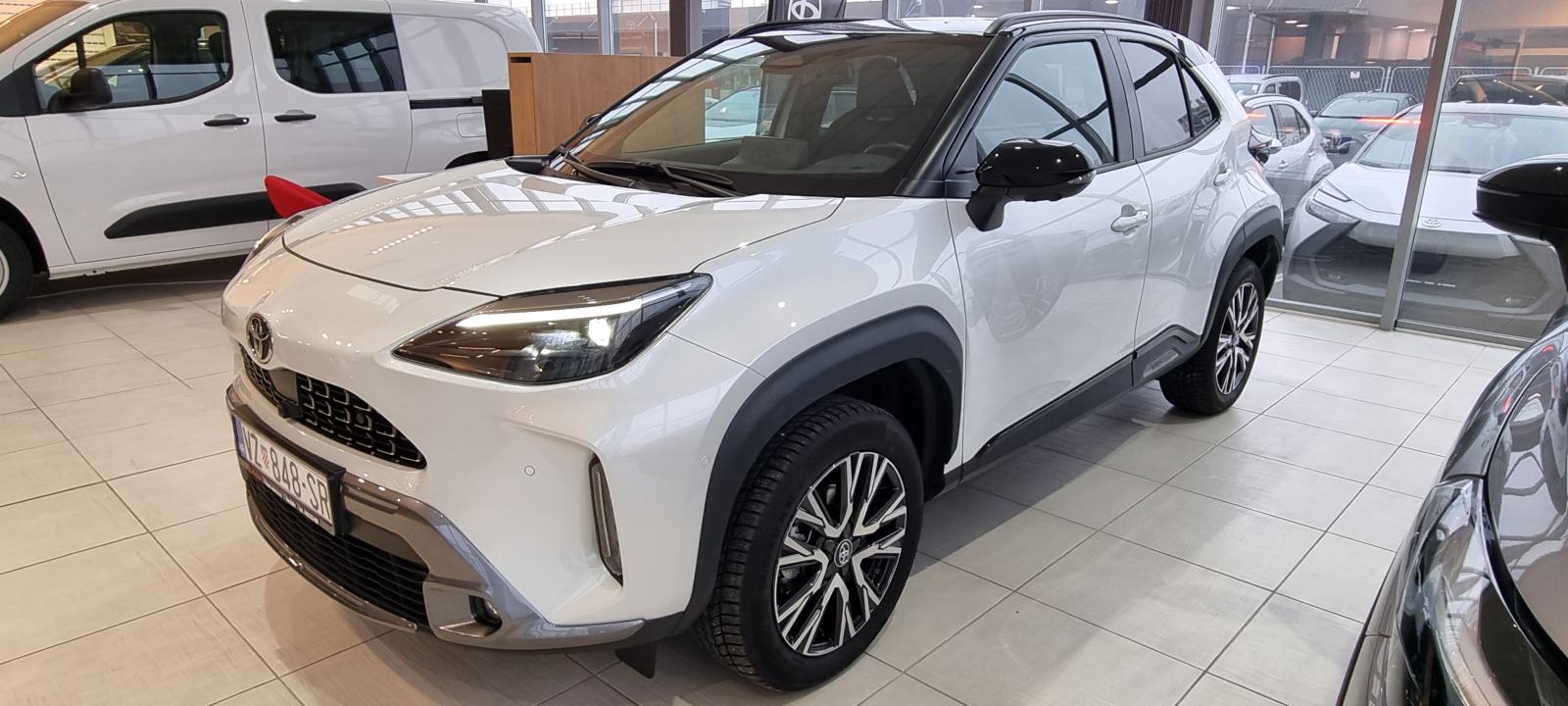 Toyota Yaris Cross 1,5 Hibrid 130 KS 4X4 PREMIERE automatik 1. vlasnik