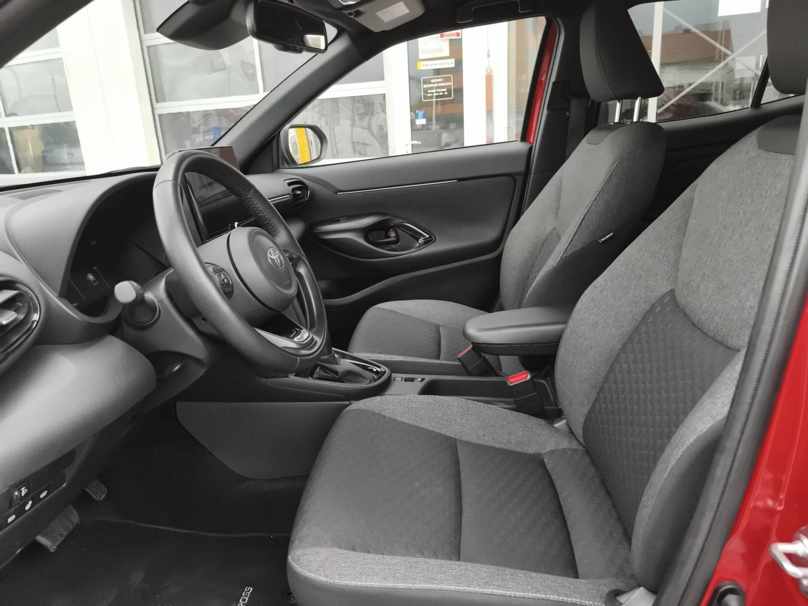 Toyota Yaris Cross Hibrid 1.5 68kW - Full oprema, fotografija 9