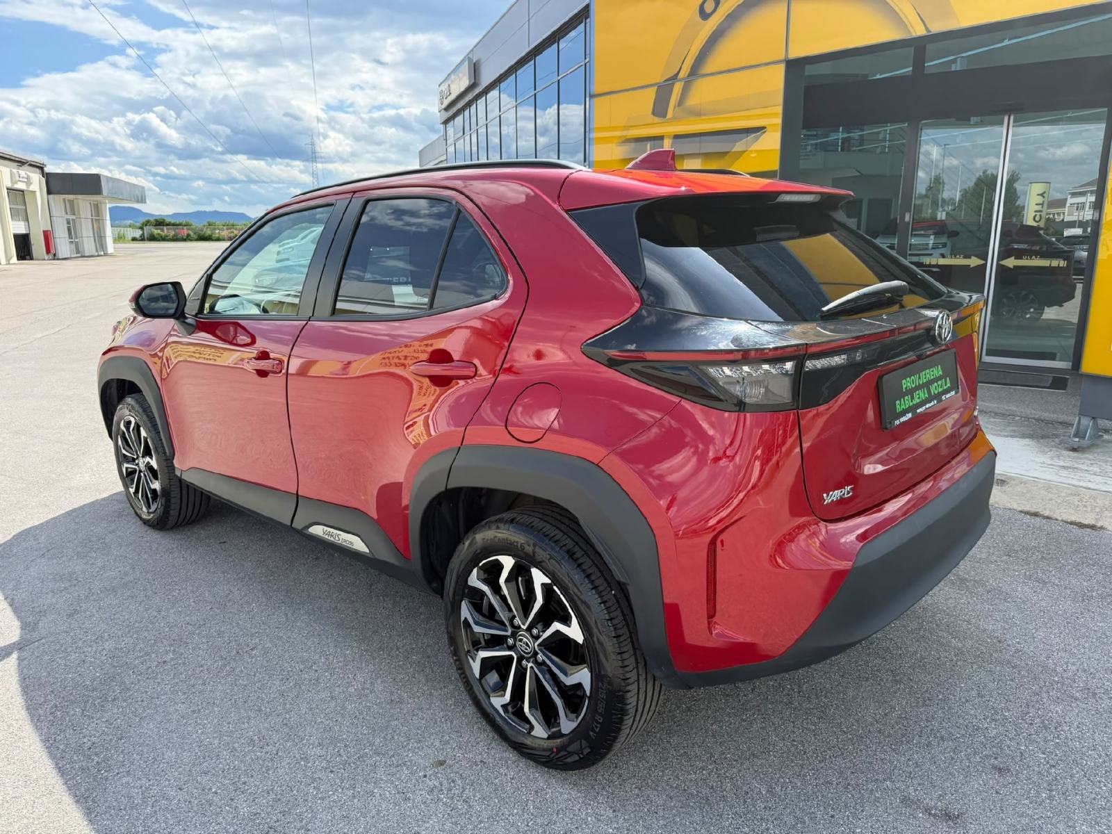 Toyota Yaris Cross Hibrid 1.5 Active 68kw - Full oprema, fotografija 3