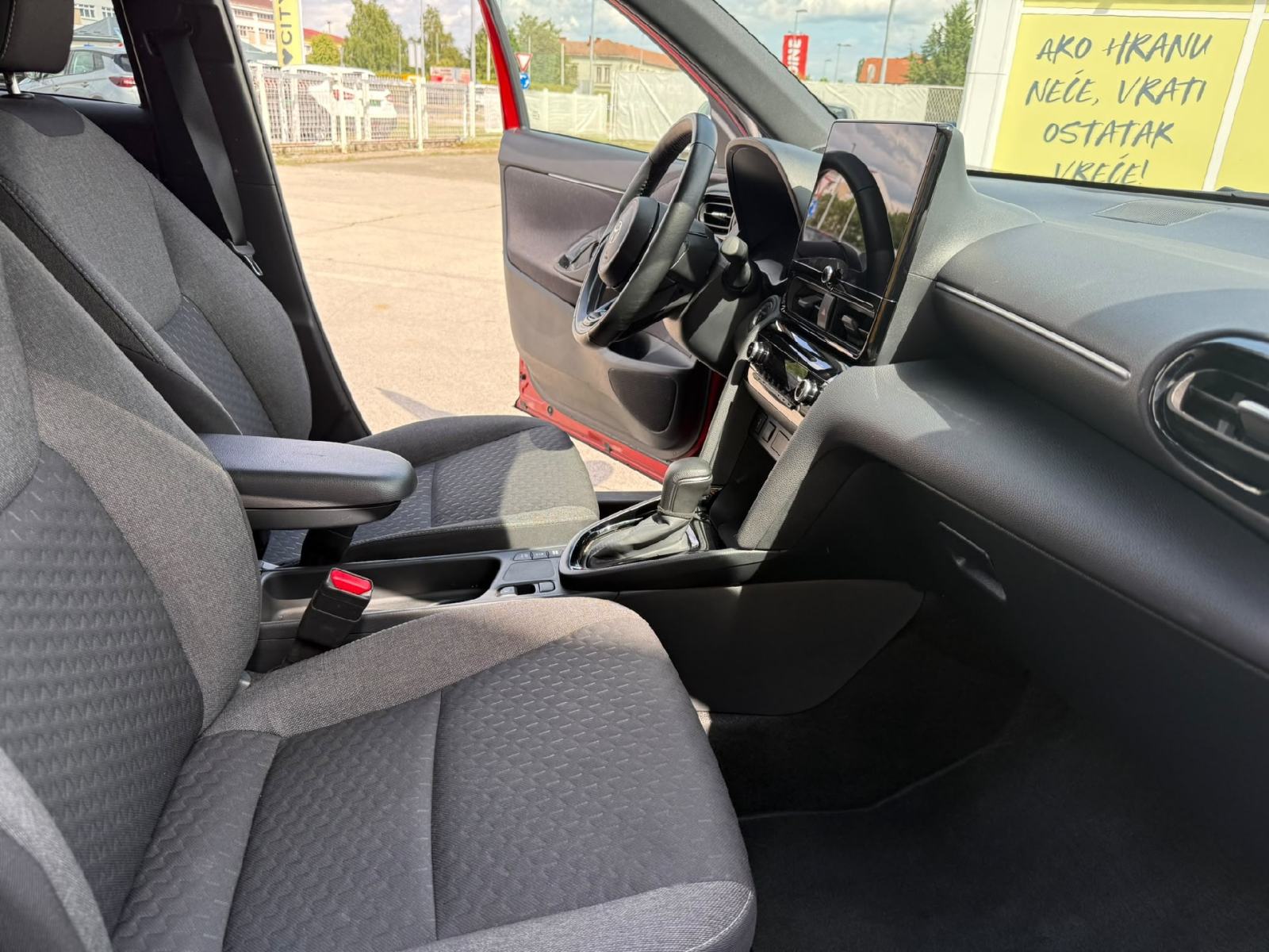 Toyota Yaris Cross Hibrid 1.5 Active 68kw - Full oprema, fotografija 10