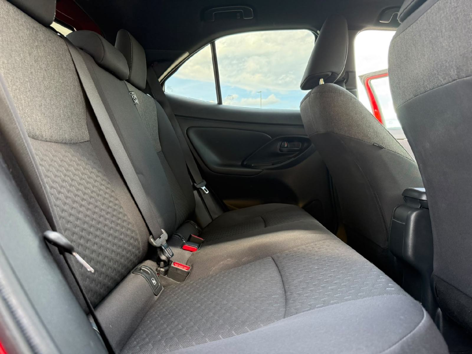 Toyota Yaris Cross Hibrid 1.5 Active 68kw - Full oprema, fotografija 11