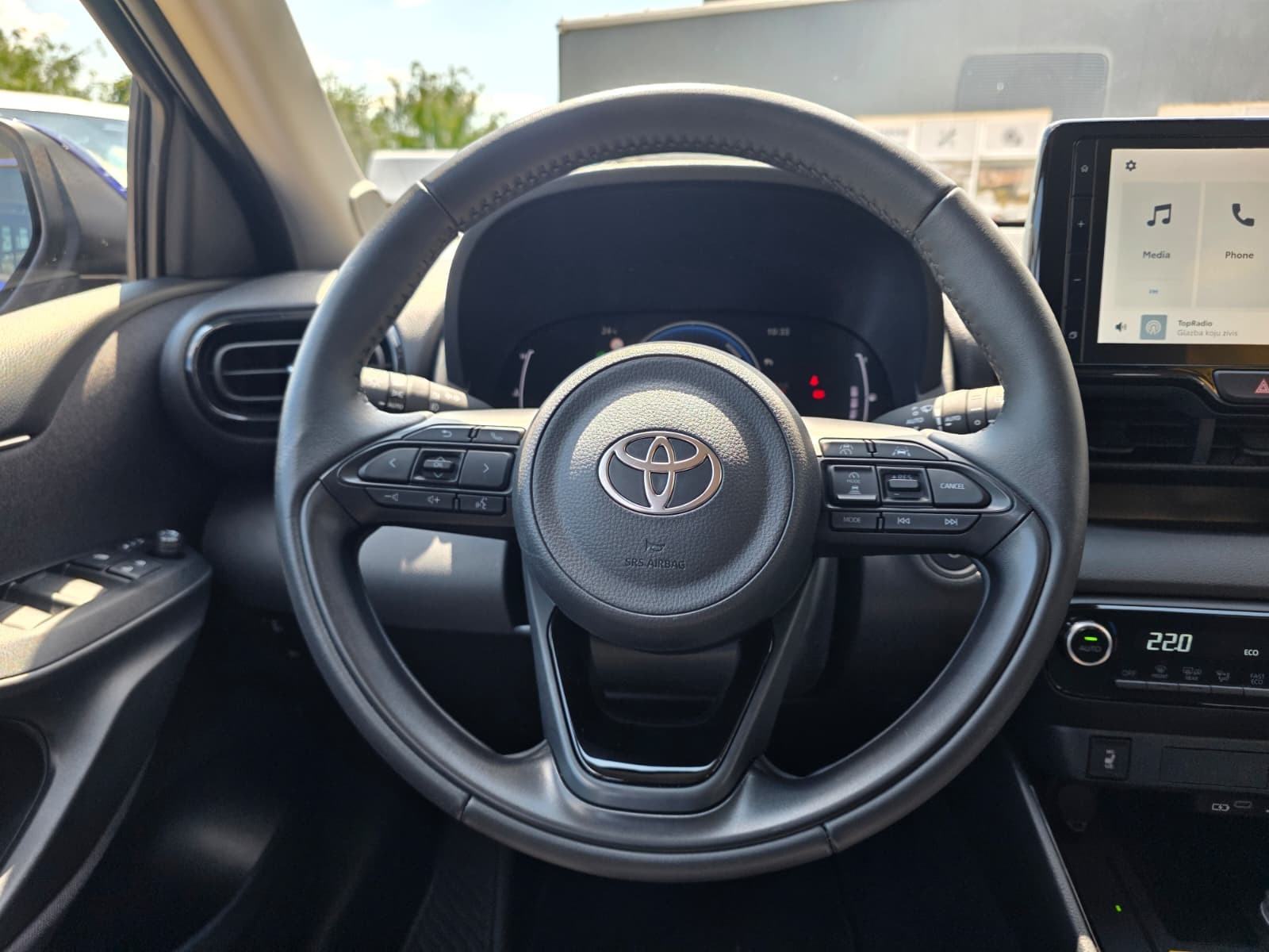 Toyota Yaris Hybrid 1.5 Active Drive 68kW - Provjerena rabljena vozila, fotografija 17