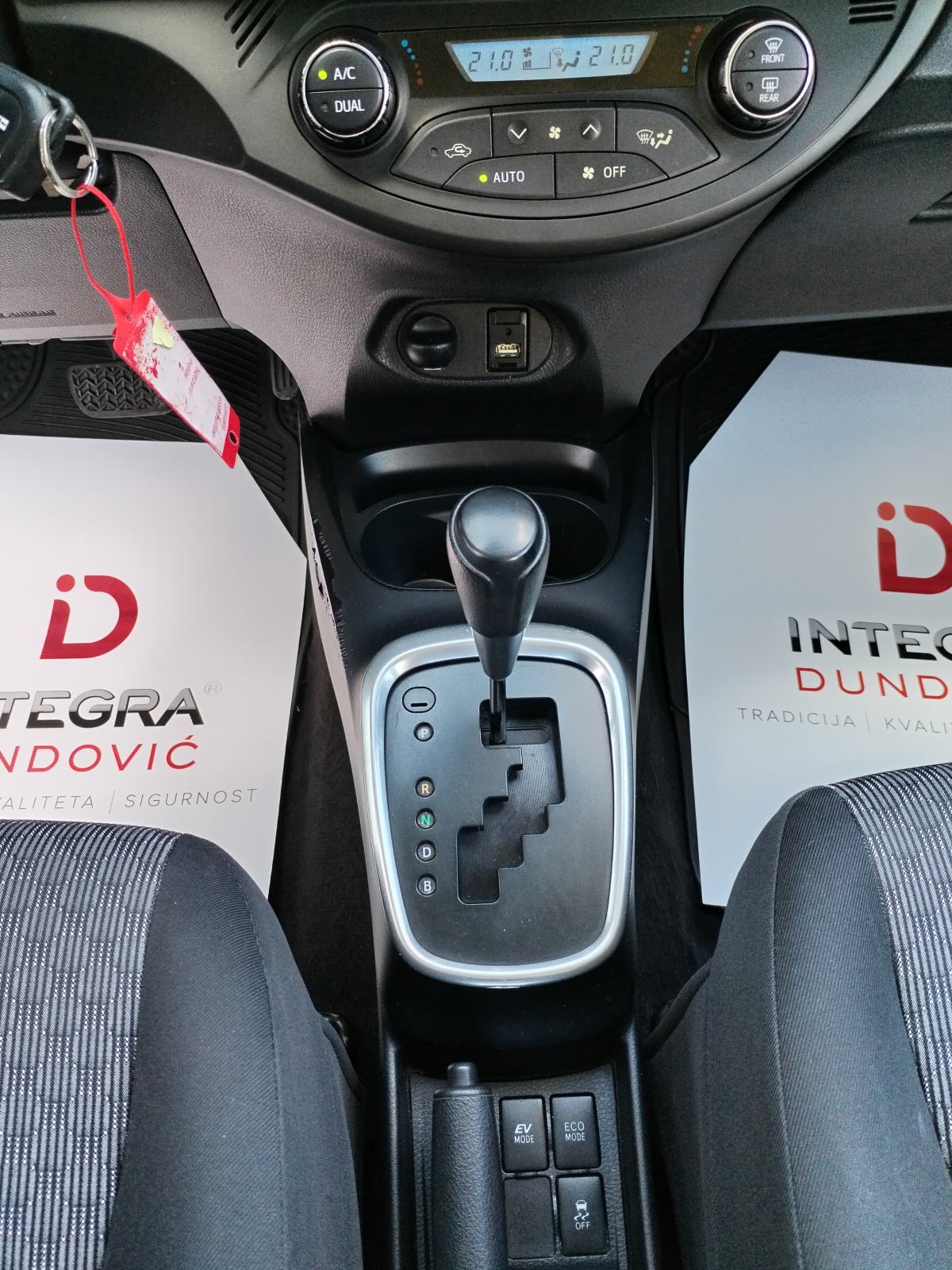 TOYOTA YARIS HYBRID 1.5 AT, HR AUTO, SERVISNA, U SUSTAVU PDV-a !!, fotografija 15
