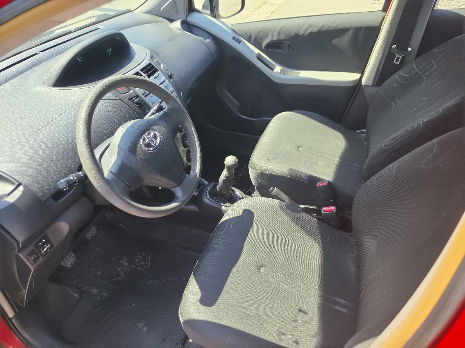 Toyota Yaris VVT-i // REG 1 GOD // TOP STANJE // 5 VRATA //, fotografija 12