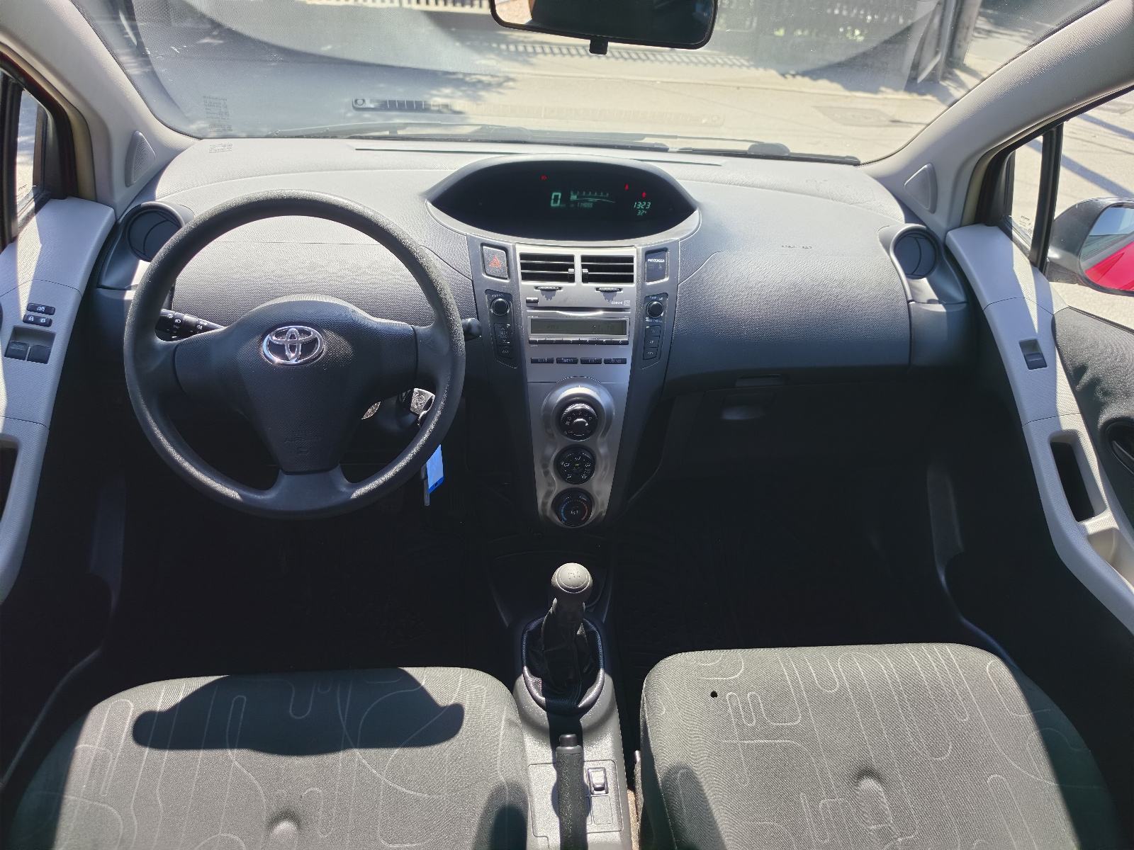 Toyota Yaris VVT-i // REG 1 GOD // TOP STANJE // 5 VRATA //, fotografija 16