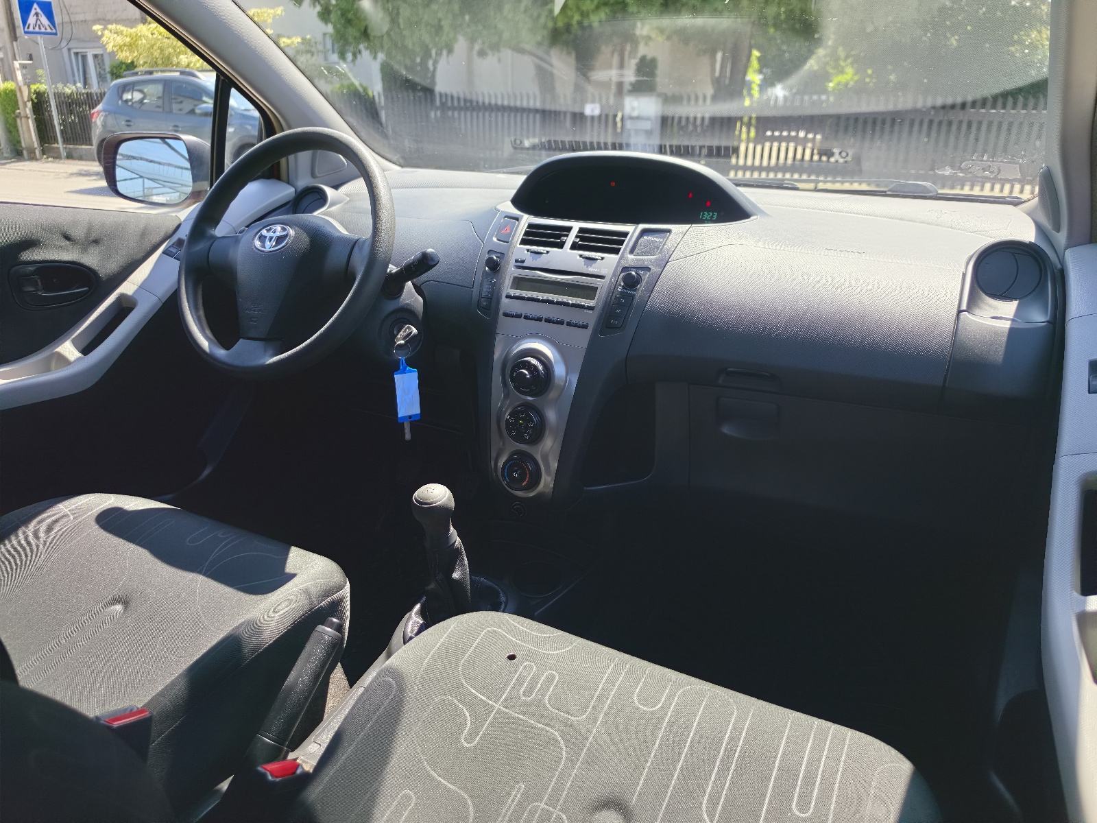 Toyota Yaris VVT-i // REG 1 GOD // TOP STANJE // 5 VRATA //, fotografija 18