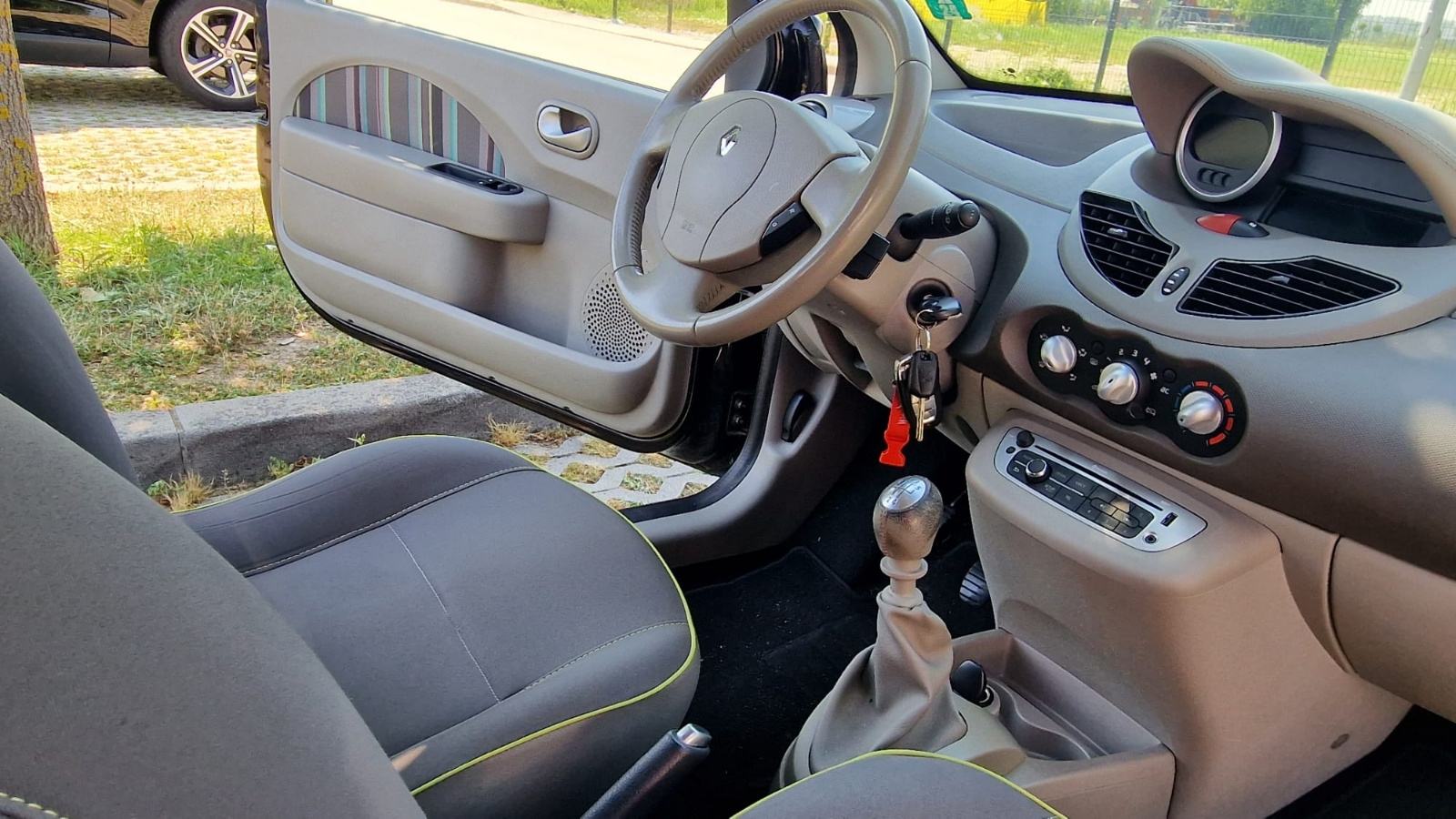 Twingo 1,2 16V pomicni krov,1 VLASNIK:LJETNA RASPRODAJA SAMO 3950 EURA, fotografija 15