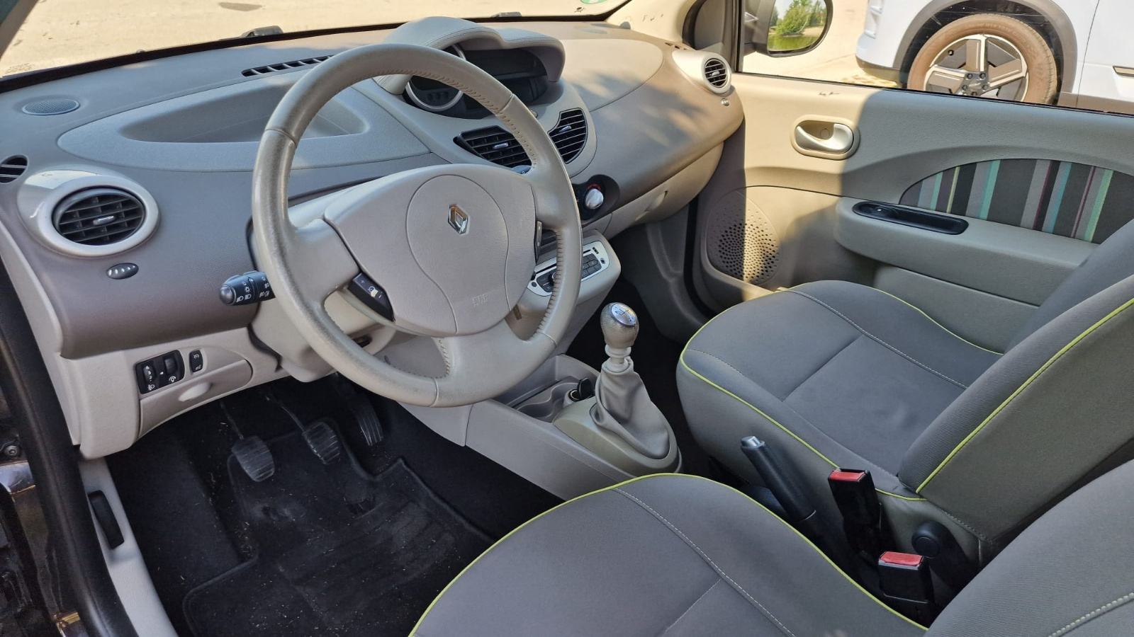 Twingo 1,2 16V pomicni krov,1 VLASNIK:LJETNA RASPRODAJA SAMO 3950 EURA, fotografija 14