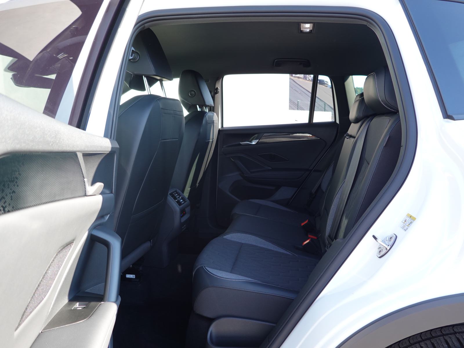 Volkswagen Tiguan 1.5 eTSI DSG+F1+HD MATRIX+ACC+360°KAMERA+KEYLESS, fotografija 10