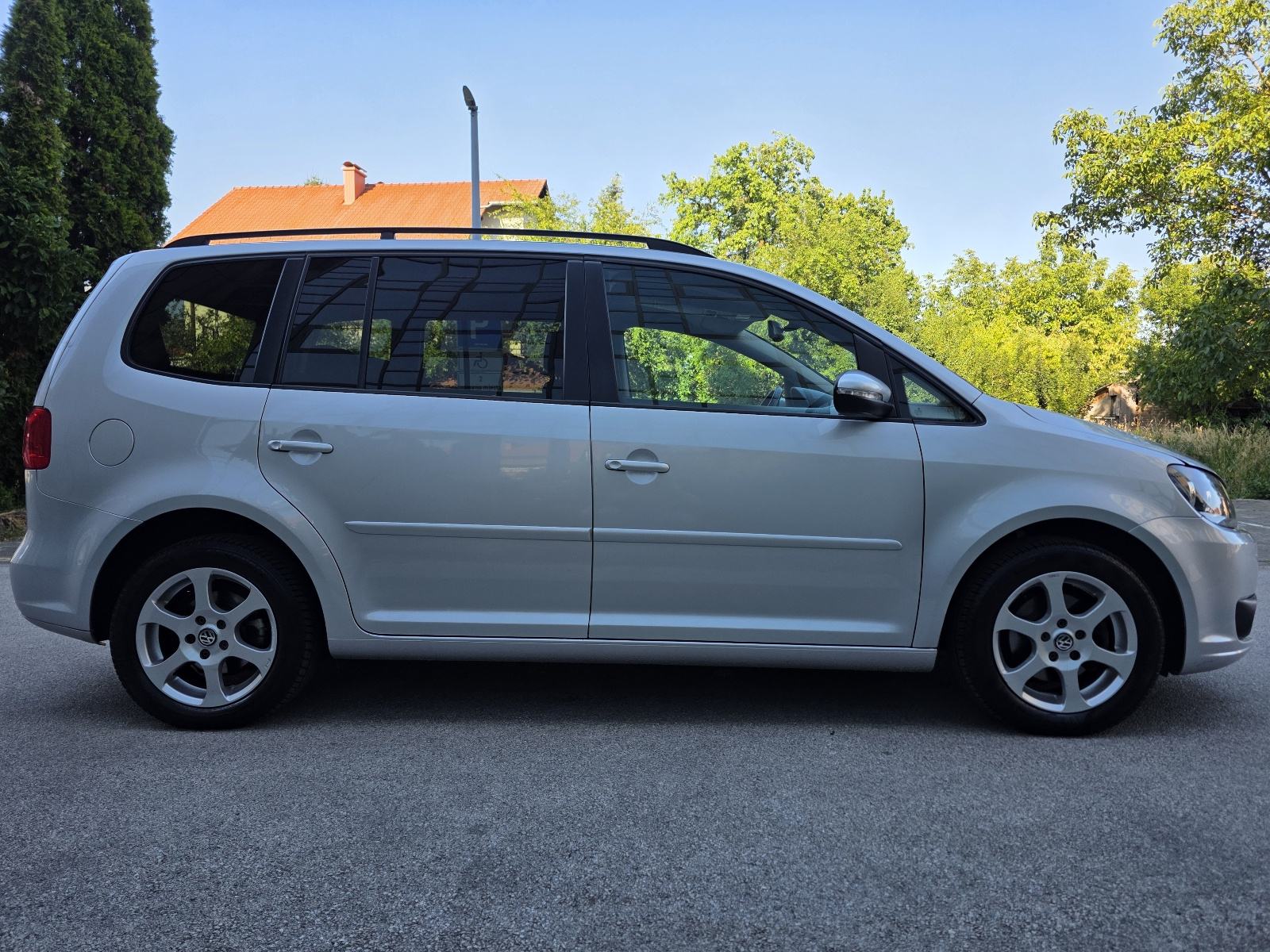 VOLKSWAGEN TOURAN 1.6 TDI COMFORTLINE - *7 SJEDALA - SERVISNA KNJIGA*, fotografija 10
