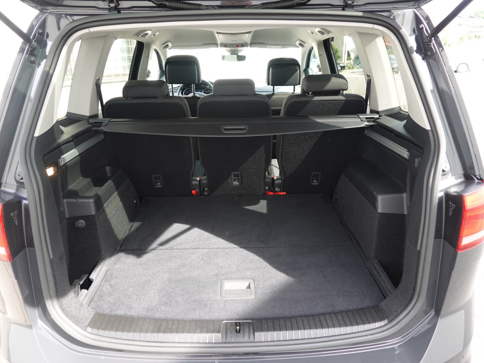 Volkswagen Touran 2.0 TDI Family + LED + OGR. SEDEŽI + ACC + NAVI, fotografija 9