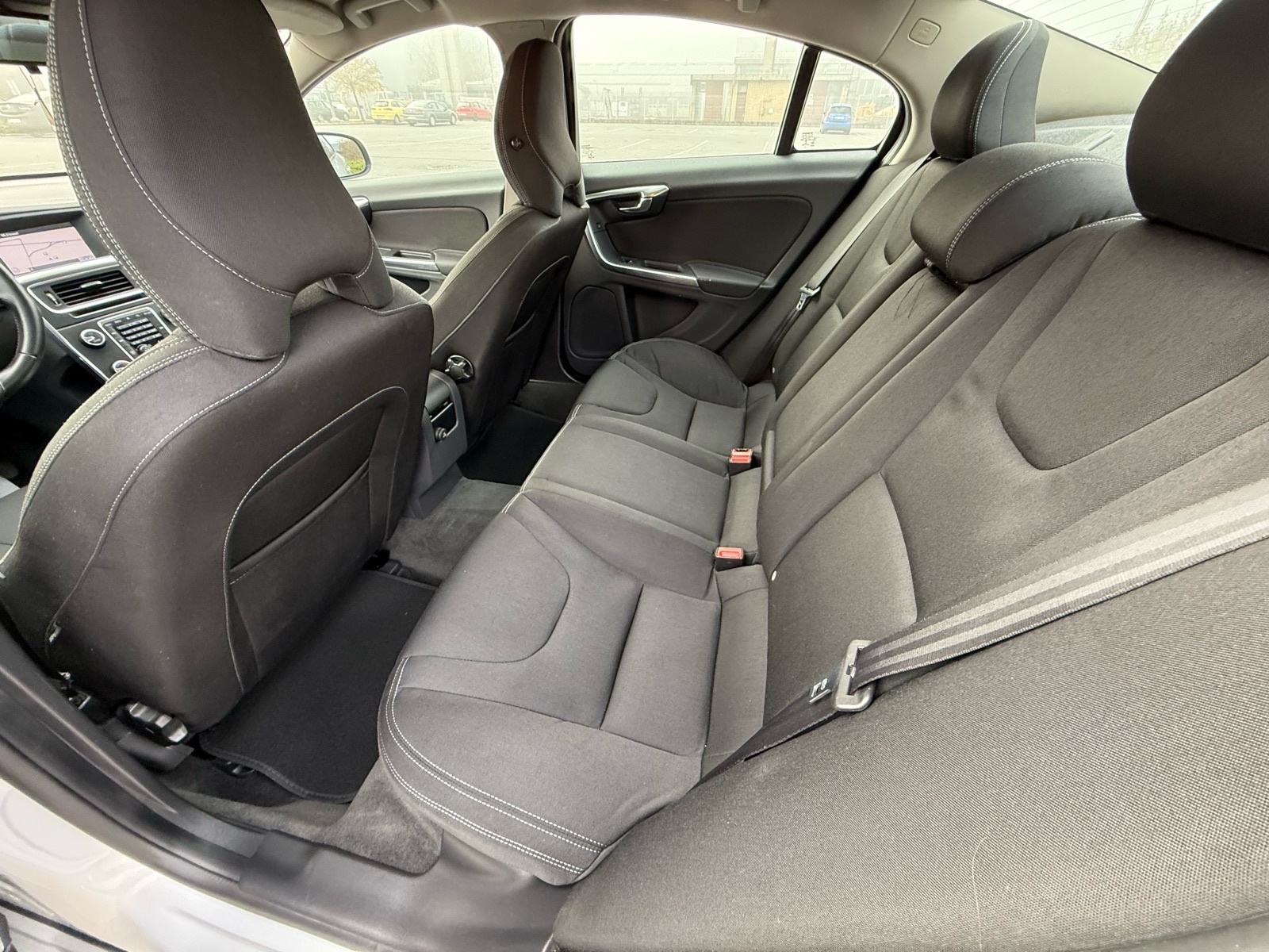 Volvo S60 1.6D NAVI, AUT.DVOZ.KLIMA, ALU, VELIKI SERVIS, REG: 04/2027, fotografija 16