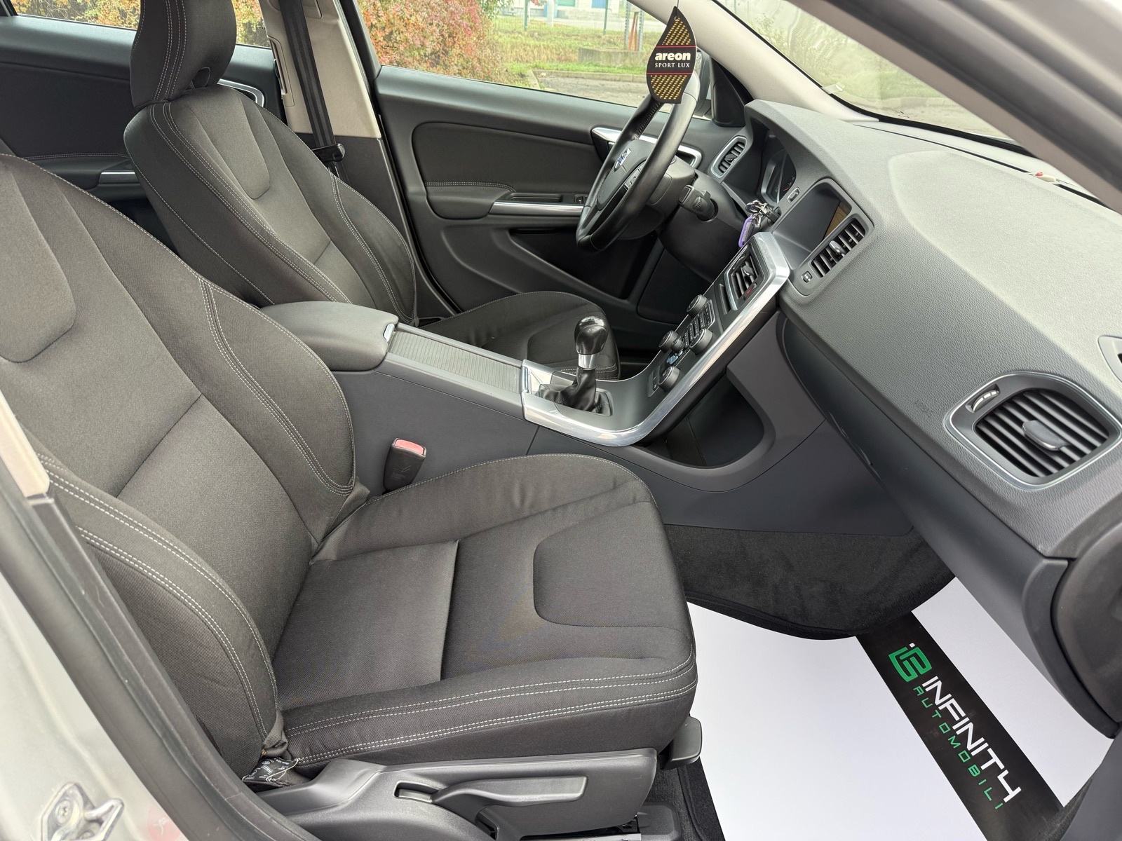 Volvo S60 1.6D NAVI, AUT.DVOZ.KLIMA, ALU, VELIKI SERVIS, REG: 04/2027, fotografija 19