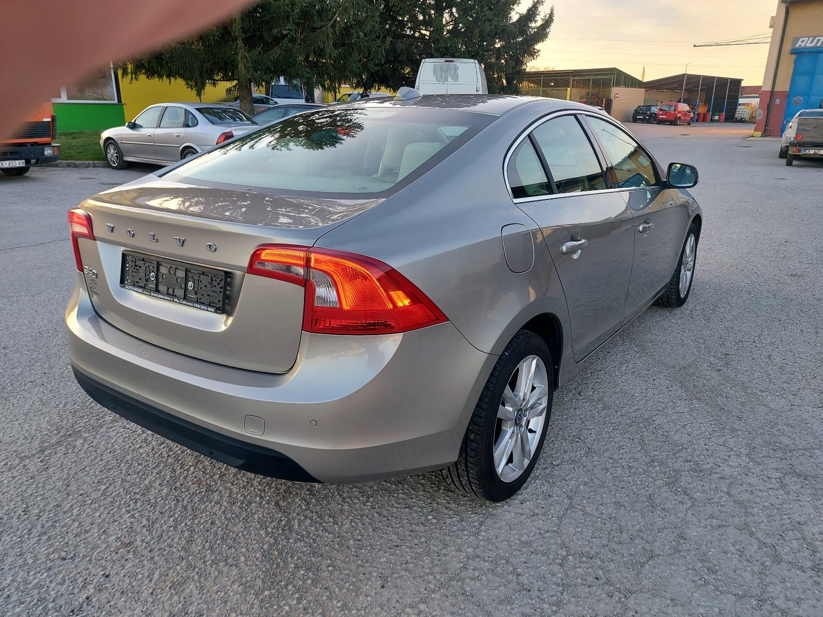 Volvo S60 2.0 D3 Summum klimatronik park.senzori , alu17 , Bi - xenon, fotografija 4