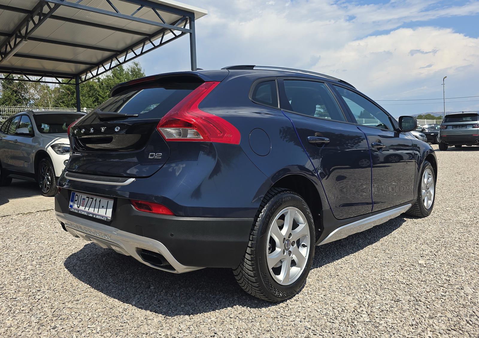 Volvo V40 Cross Country D2 Servisna, veliki servis nove gume ODLIČAN !, fotografija 5