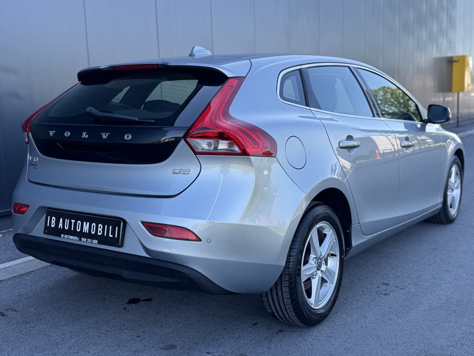 Volvo V40 D2 2.0 - 1. Vl.•Veliki servis•Nove gume•ODLIČNO STANJE!, fotografija 4