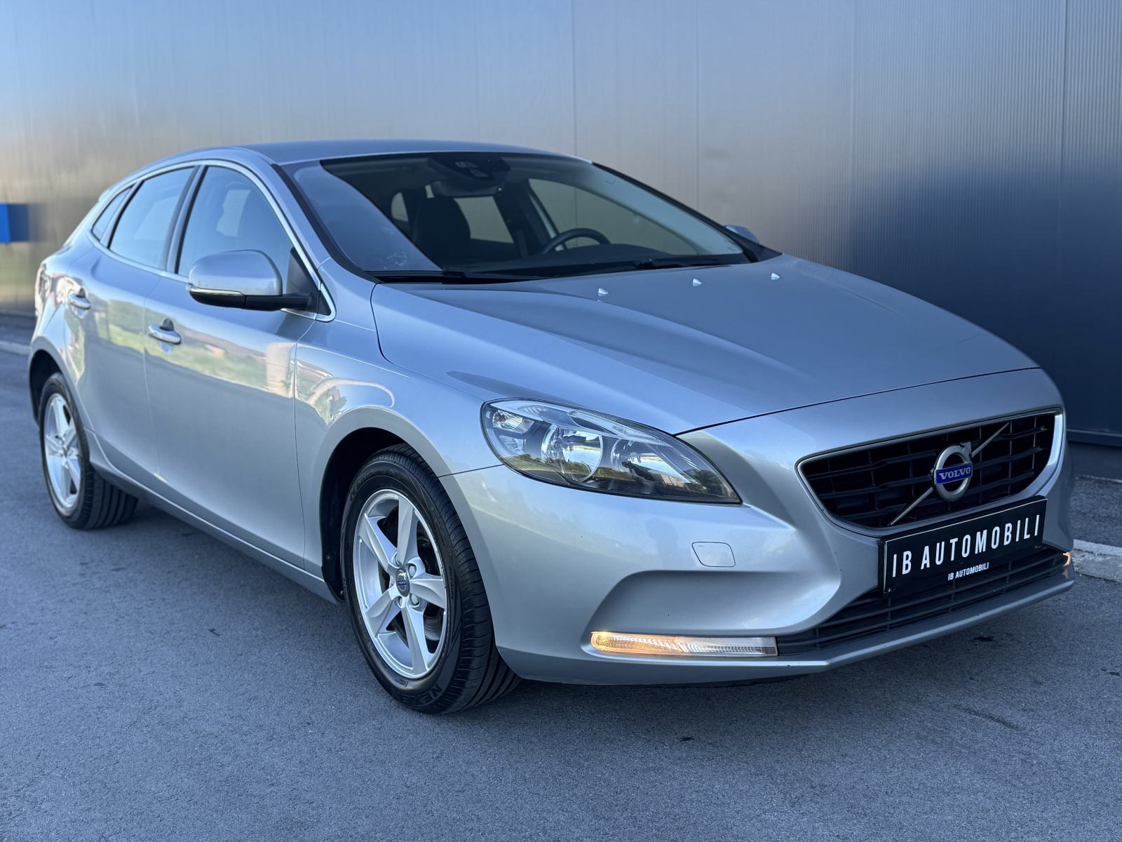 Volvo V40 D2 2.0 - 1. Vl.•Veliki servis•Nove gume•ODLIČNO STANJE!, fotografija 2