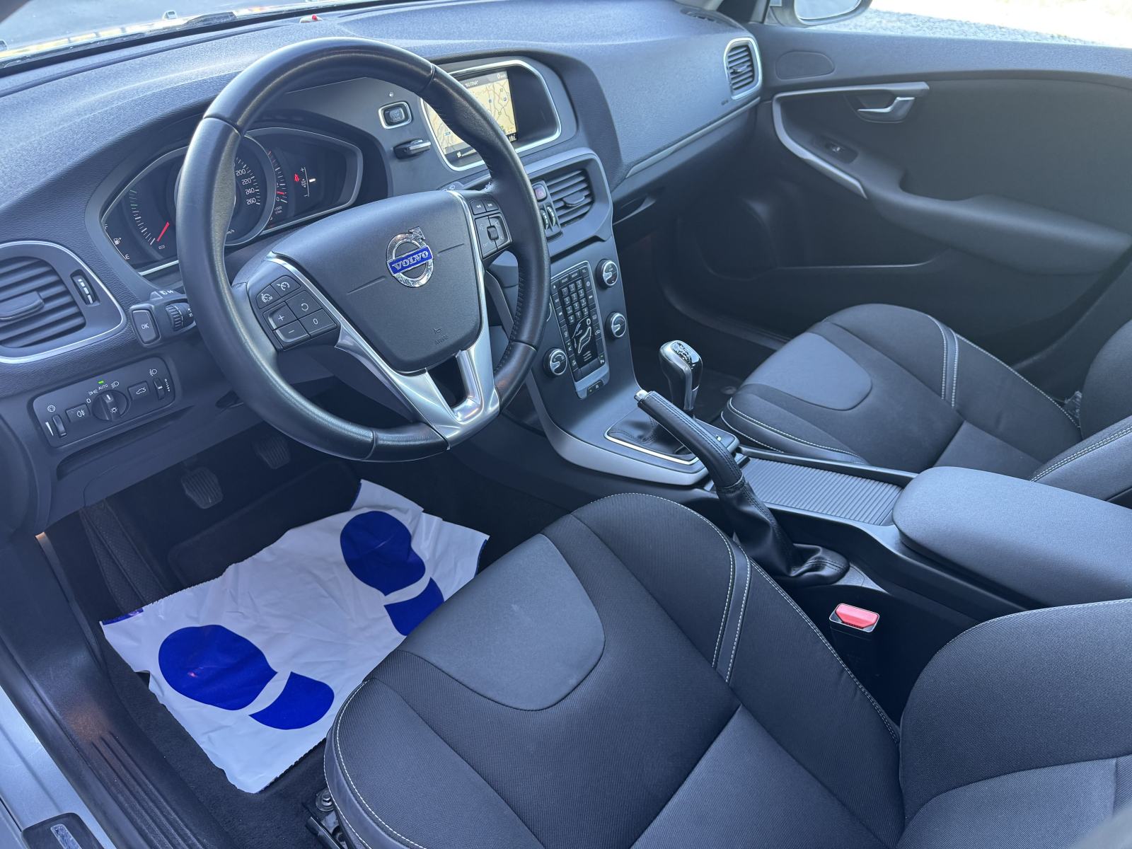 Volvo V40 D2 2.0 - 1. Vl.•Veliki servis•Nove gume•ODLIČNO STANJE!, fotografija 9
