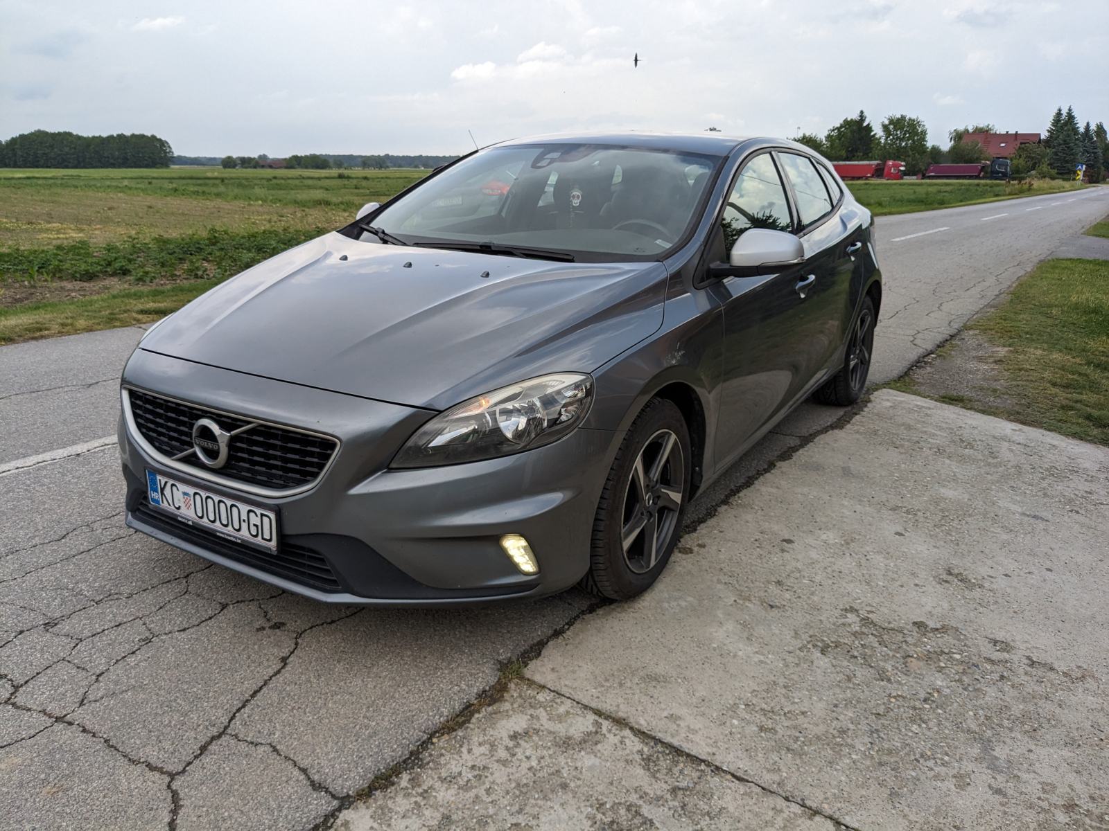 Volvo V40 D2 2.0 R-Design, 2016 god.