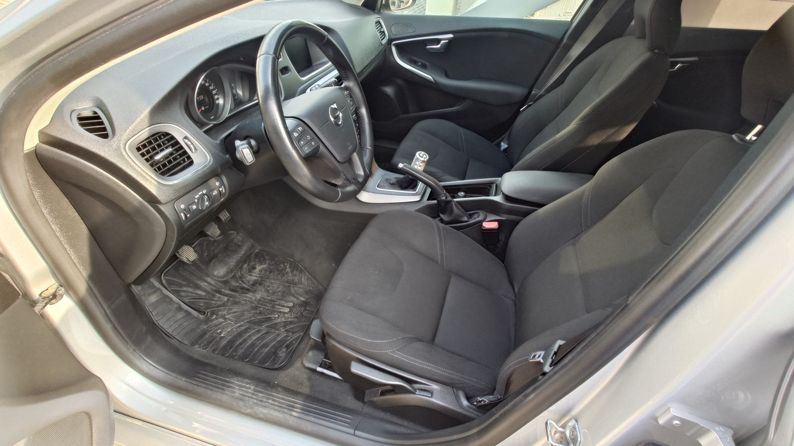 Volvo V40 D2, REGISTRIRAN DO 05/2027, fotografija 14