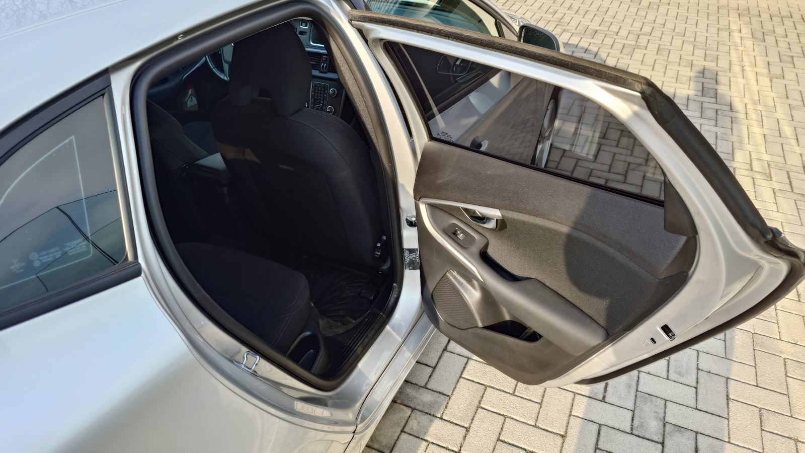 Volvo V40 D2, REGISTRIRAN DO 05/2027, fotografija 10