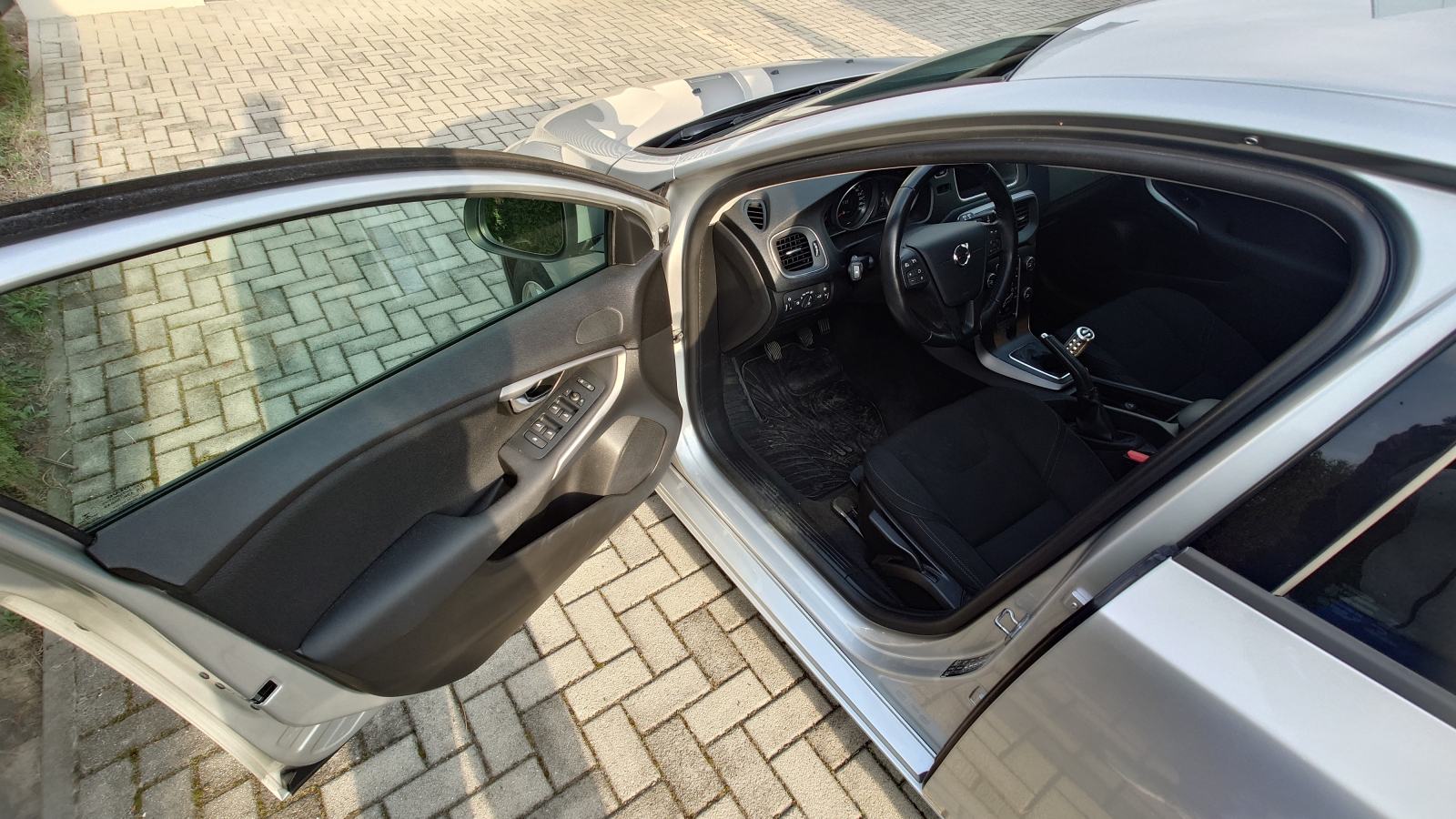 Volvo V40 D2, REGISTRIRAN DO 05/2027, fotografija 13