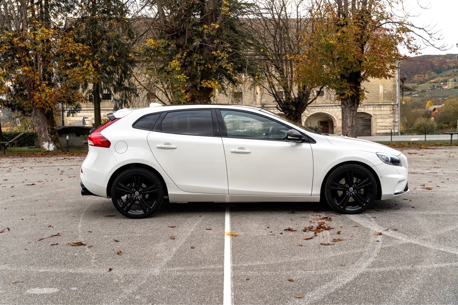 Volvo V40 D4 R-DESIGN + CARBON EDITION, fotografija 2