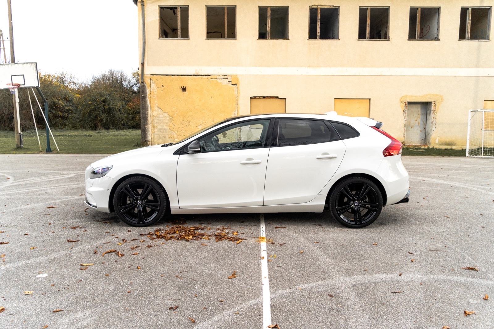 Volvo V40 D4 R-DESIGN + CARBON EDITION, fotografija 3