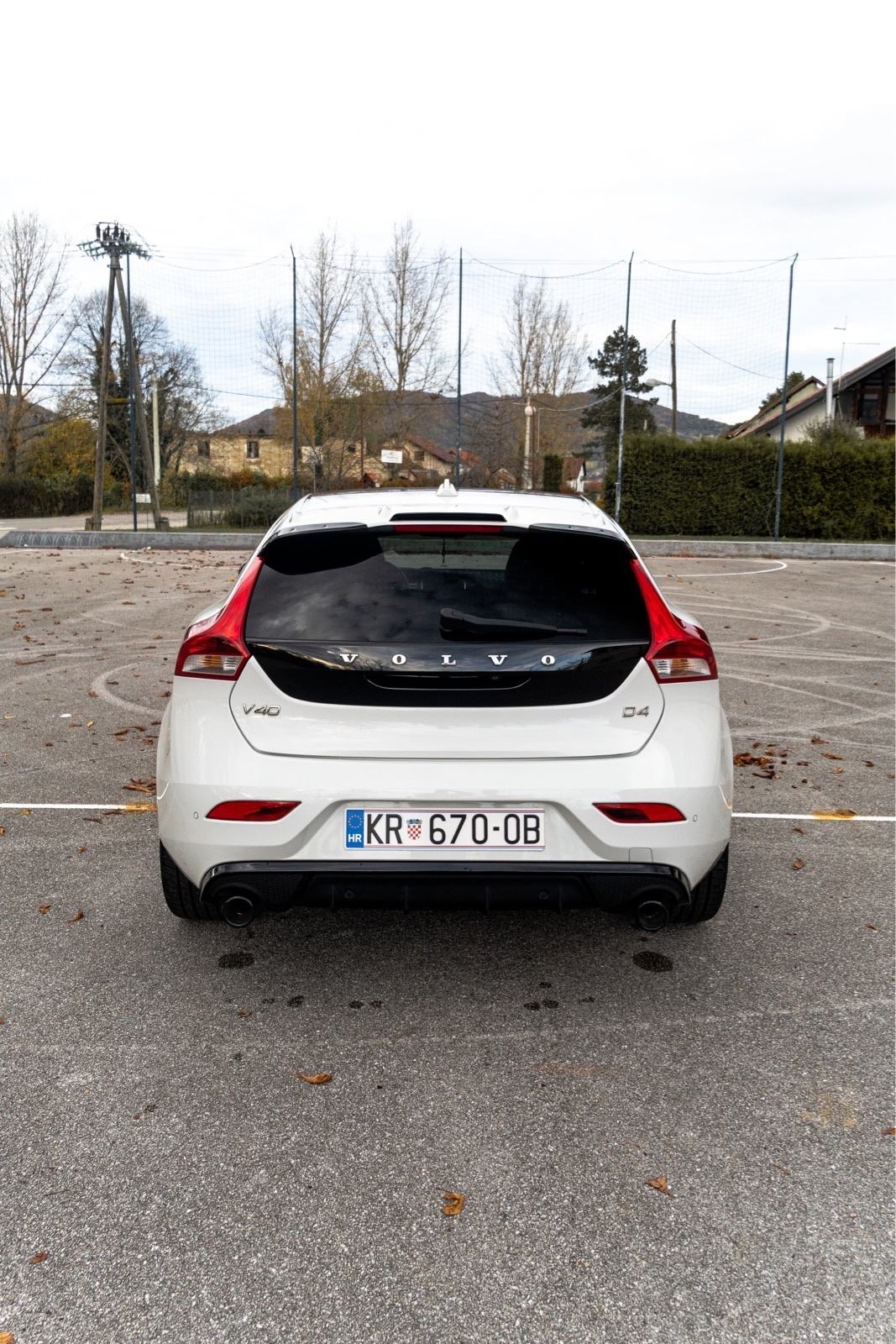 Volvo V40 D4 R-DESIGN + CARBON EDITION, fotografija 4
