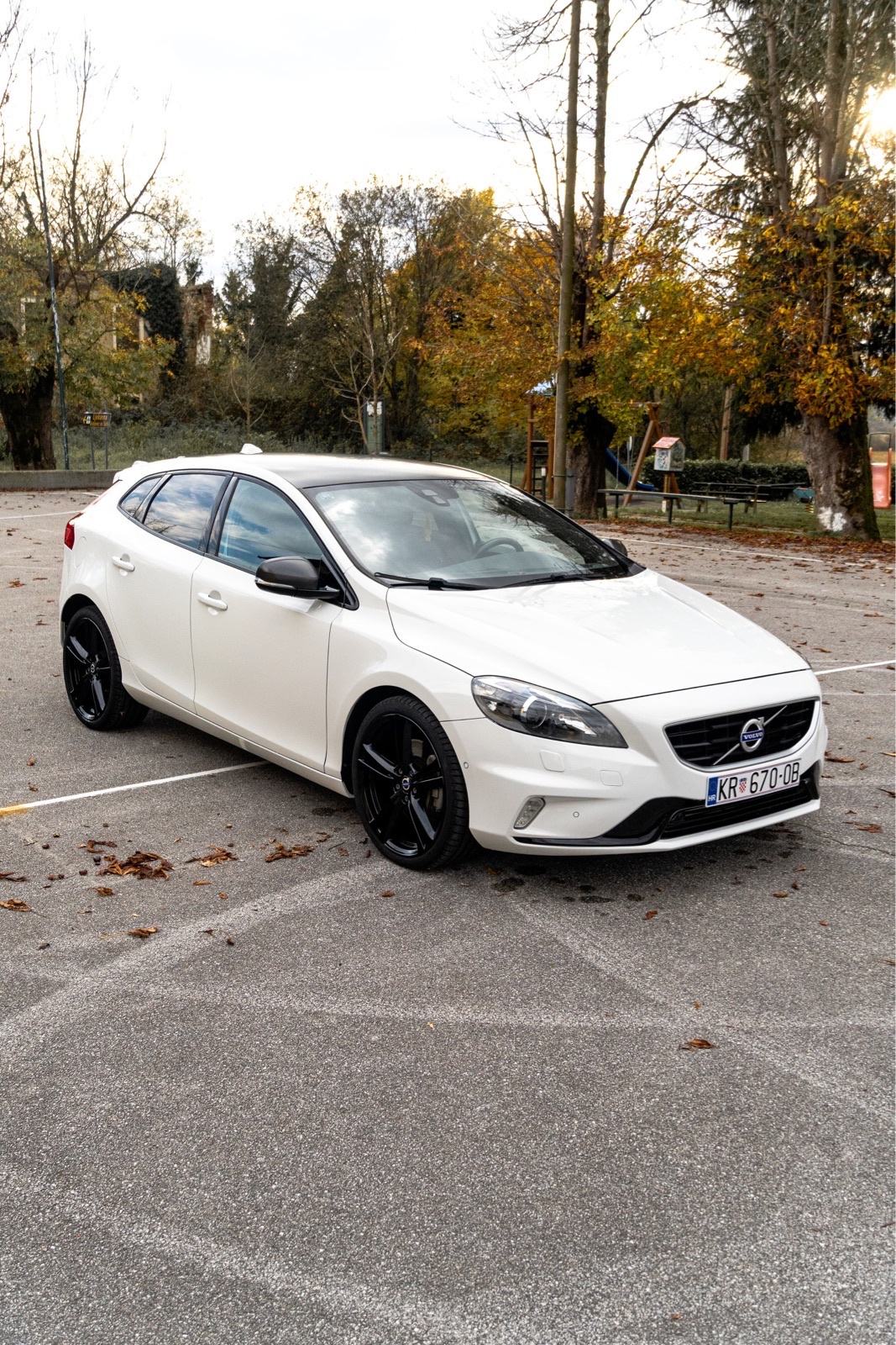Volvo V40 D4 R-DESIGN + CARBON EDITION, fotografija 5