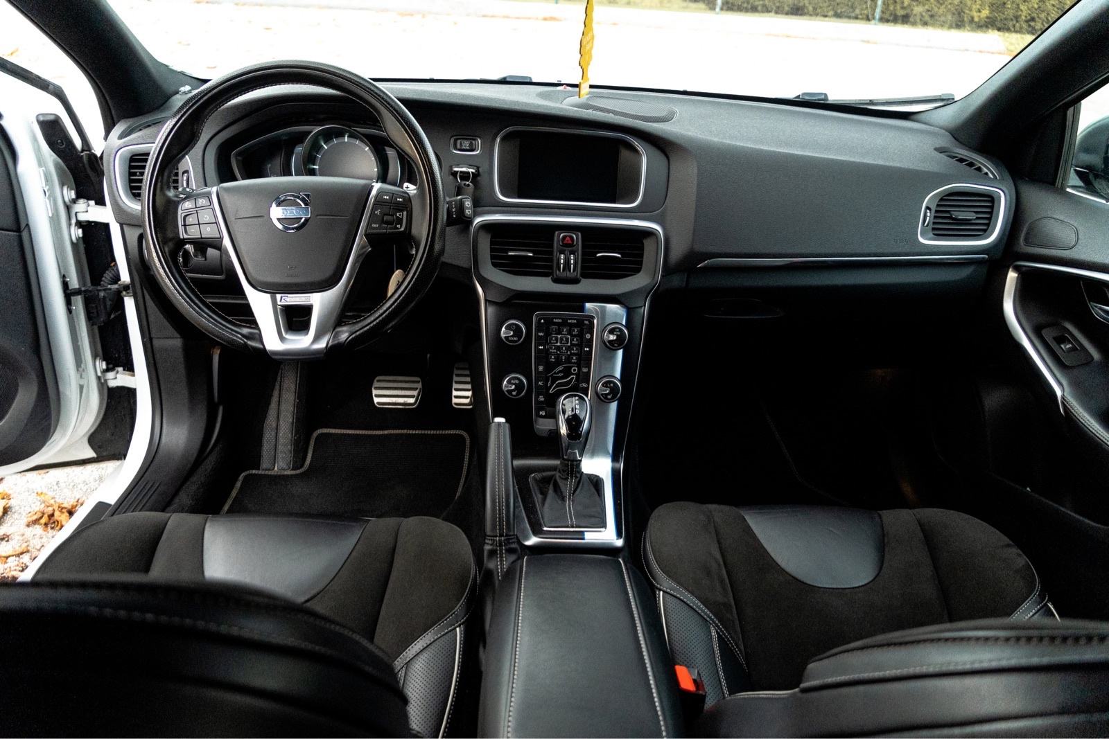 Volvo V40 D4 R-DESIGN + CARBON EDITION, fotografija 11