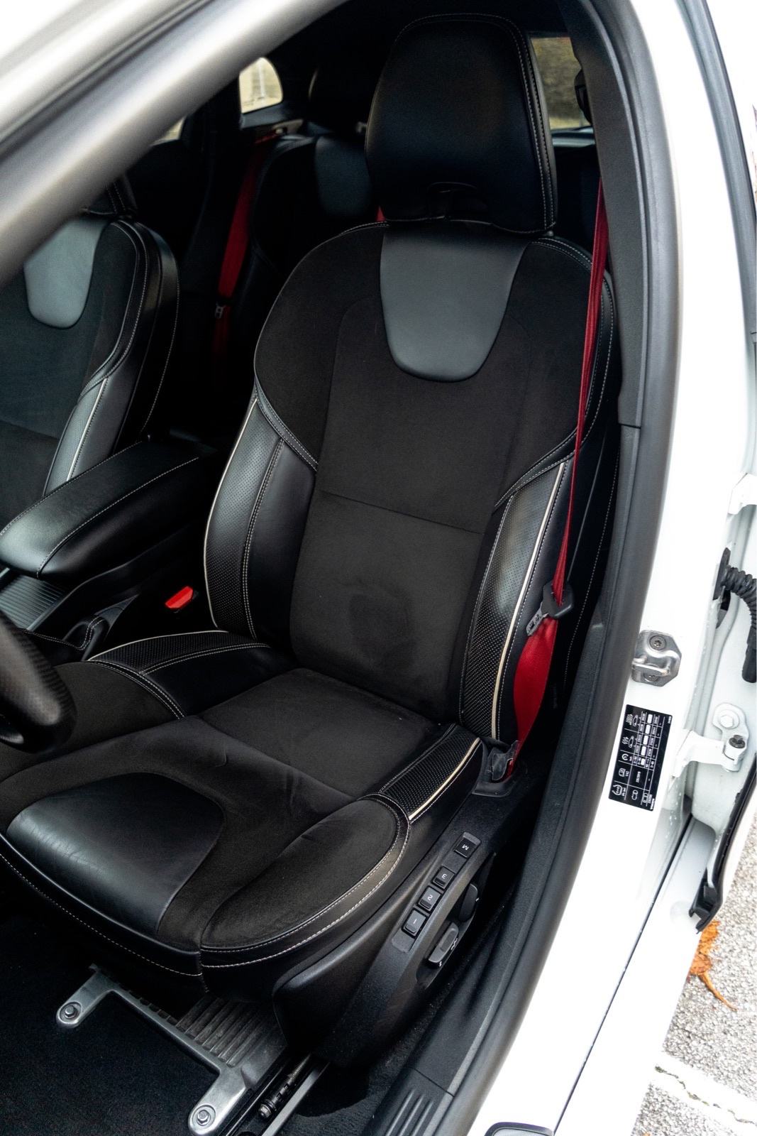 Volvo V40 D4 R-DESIGN + CARBON EDITION, fotografija 13
