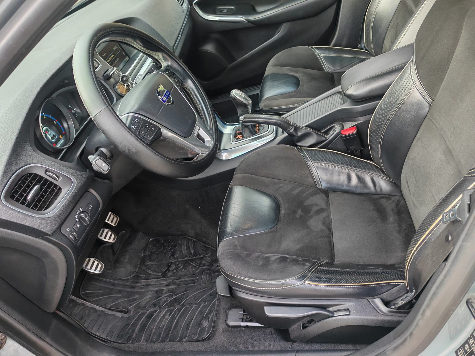Volvo V40 D4, fotografija 17